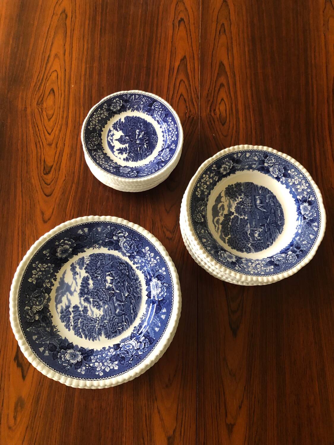 Blue English service sold in 1 lot