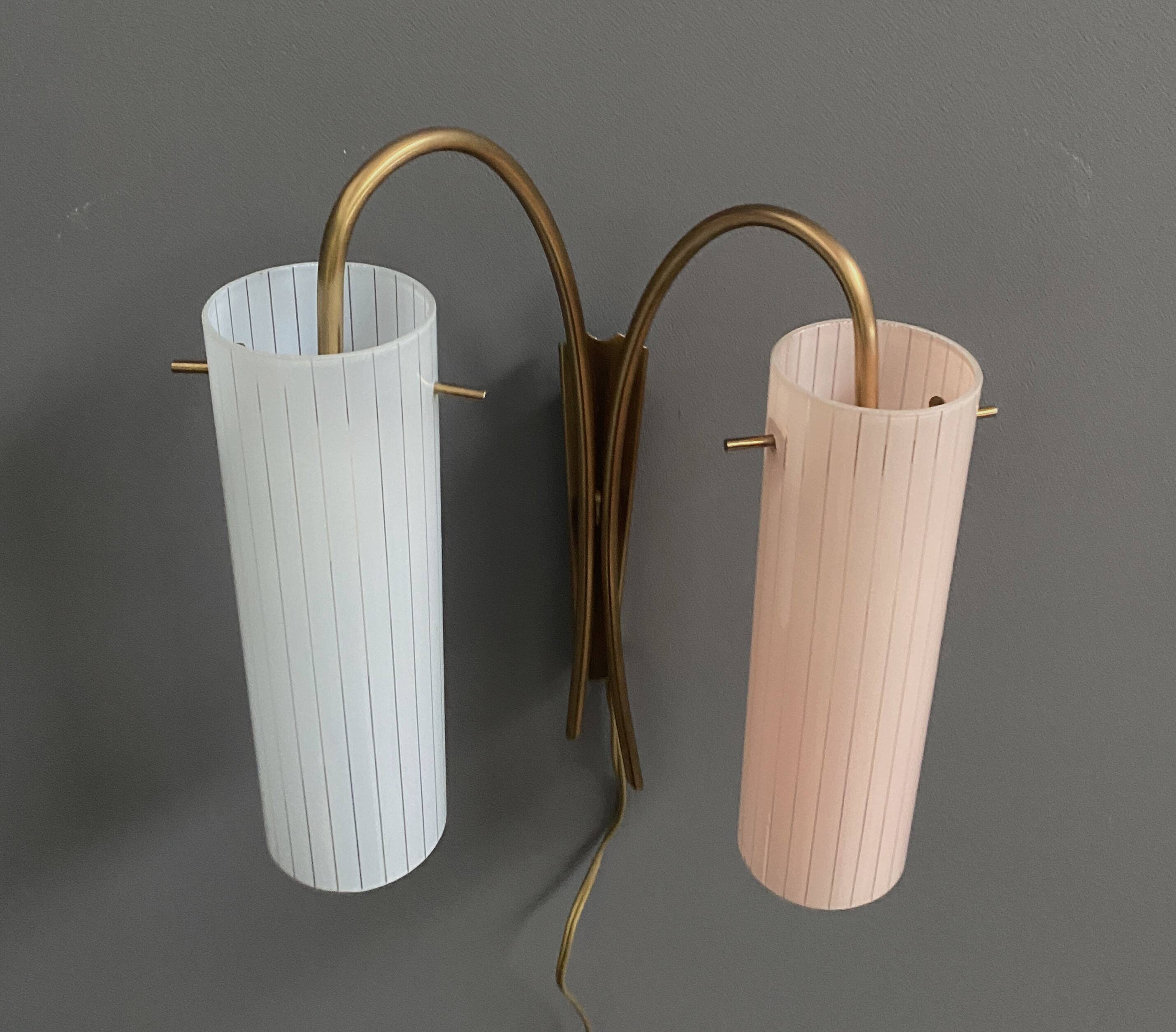 Applique murale en laiton avec abat-jour en verre rose et bleu, années 1960