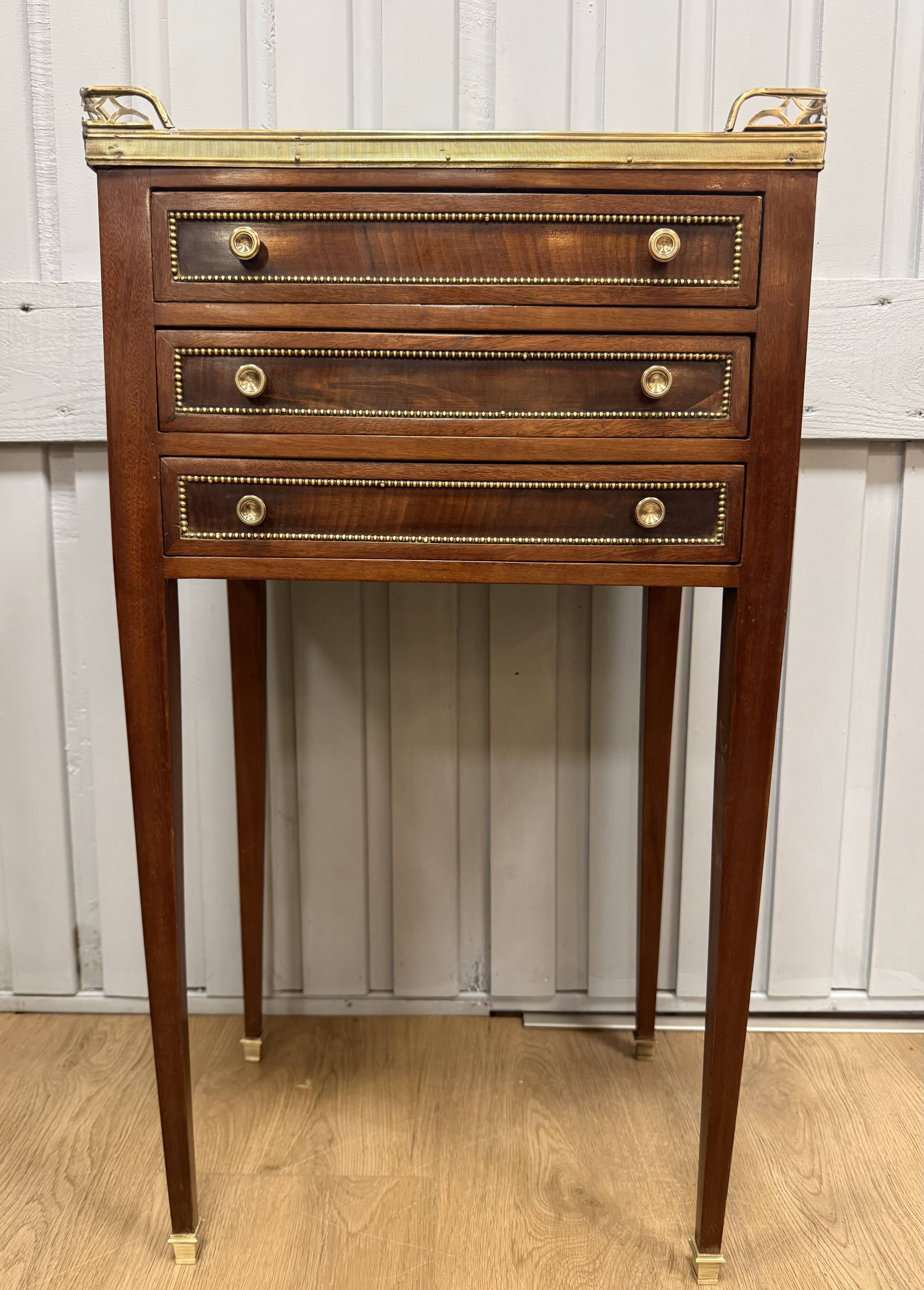 Table, chiffonnière en acajou