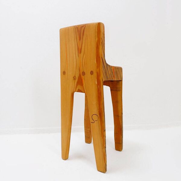 Chaise haute sculpturale de style brutaliste en chêne massif