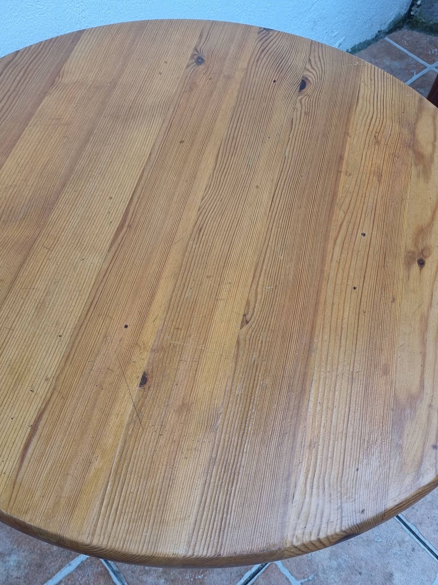 Scandinavian coffee table in solid pine with tripod legs in Swedish chalet style.
