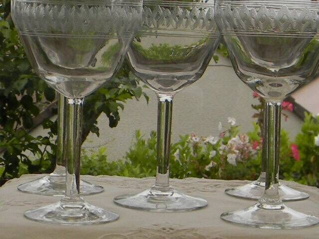 Set of 5 antique water glasses in engraved frieze glass.
