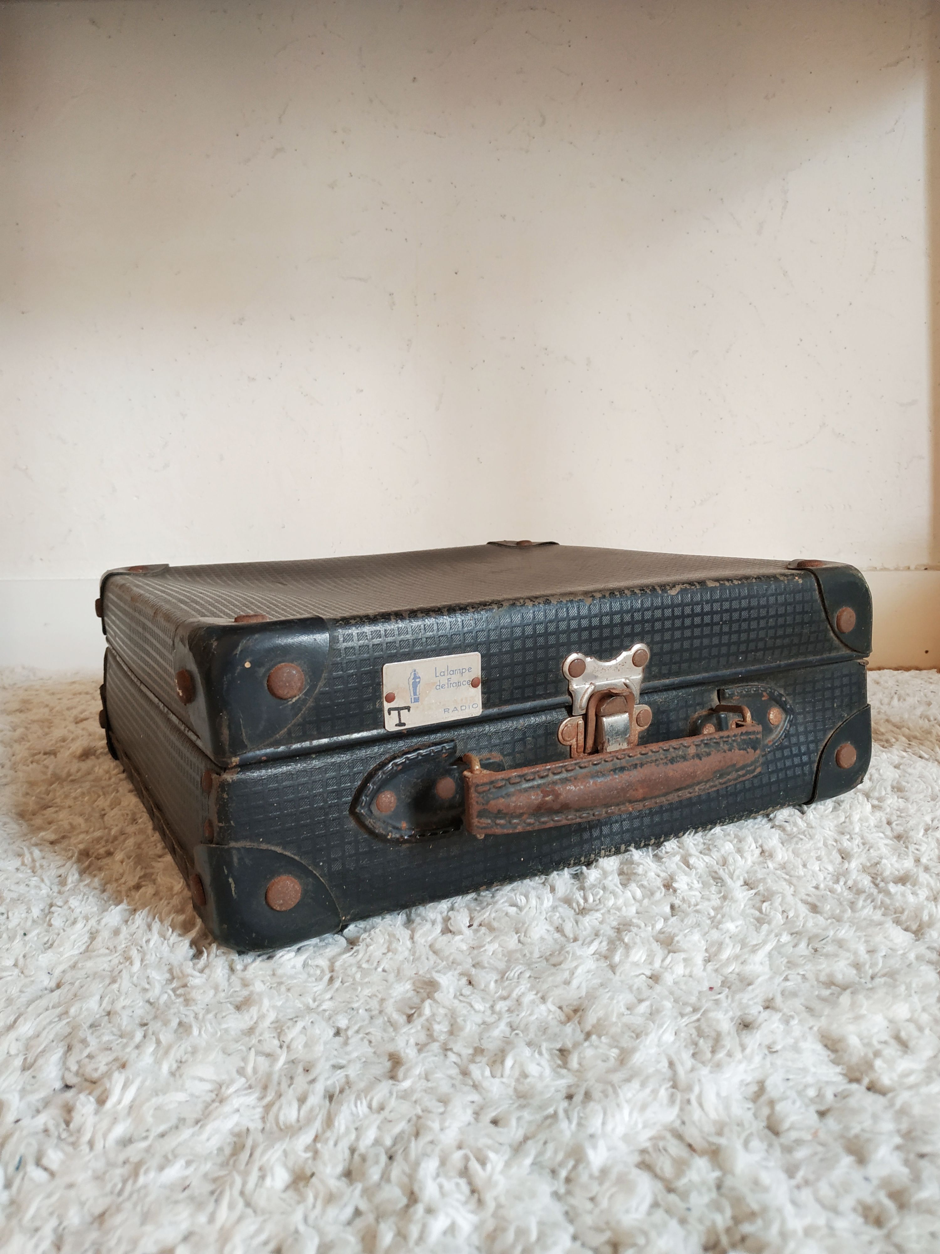 Old blue suitcase the lamp of France radio