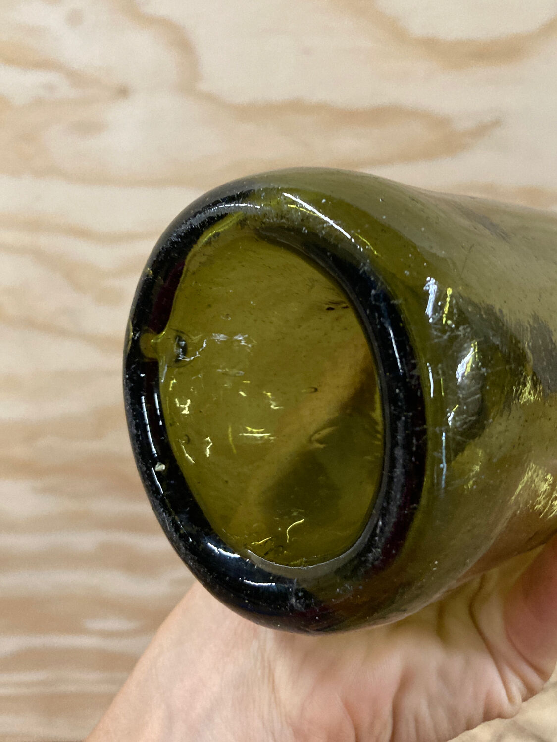 Bouteille en verre verte ancienne Wabi Sabi