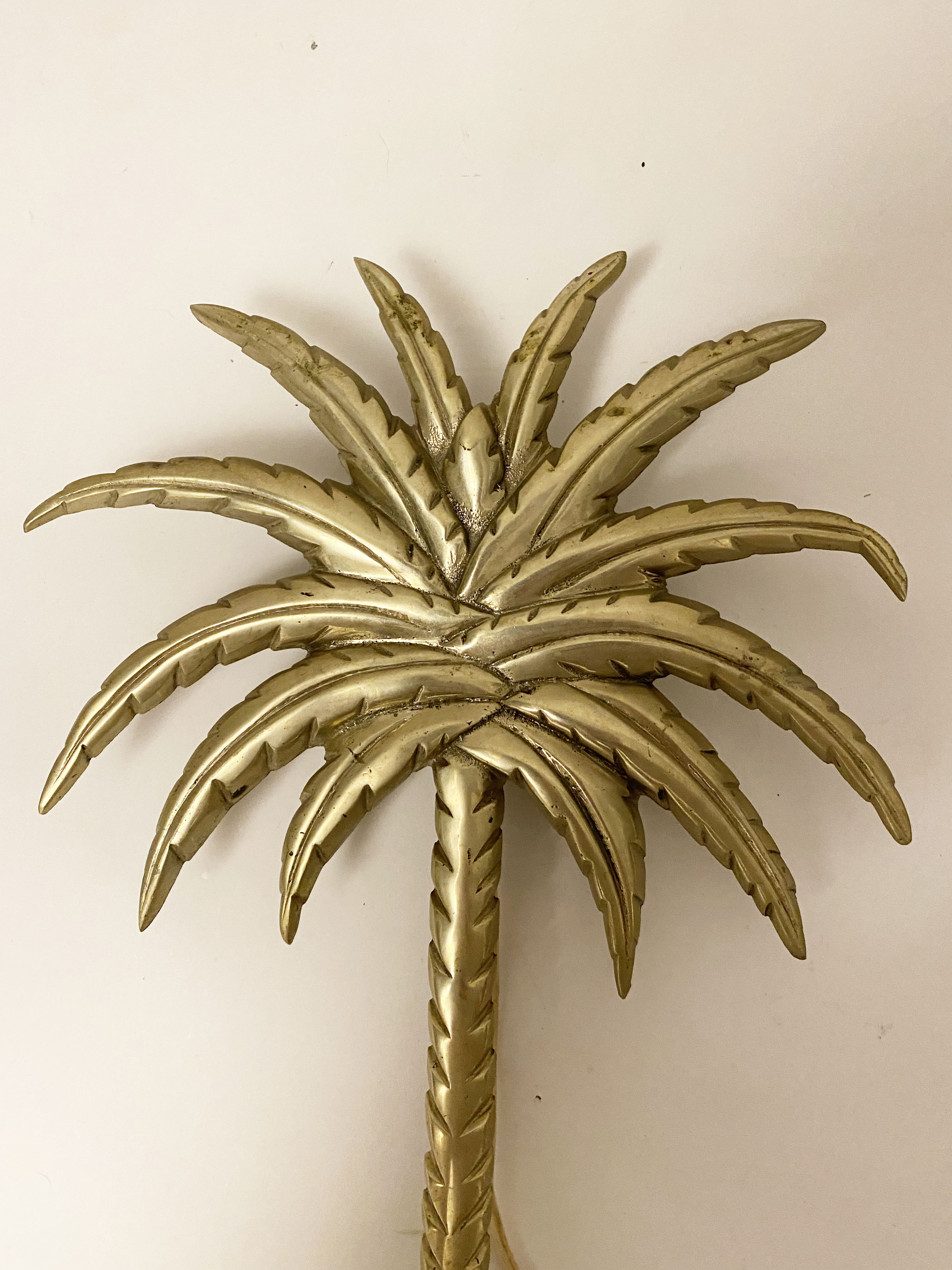 Hollywood Regency wall lamp in palm shape, in gold alloy brass type, from the 60s 70s.