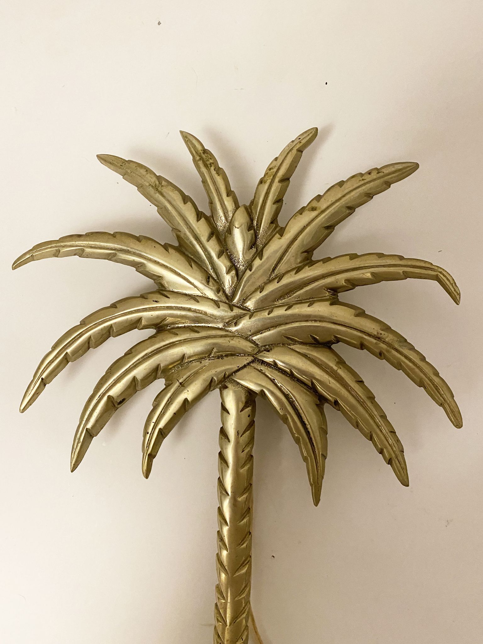 Hollywood Regency wall lamp in palm shape, in gold alloy brass type, from the 60s 70s.