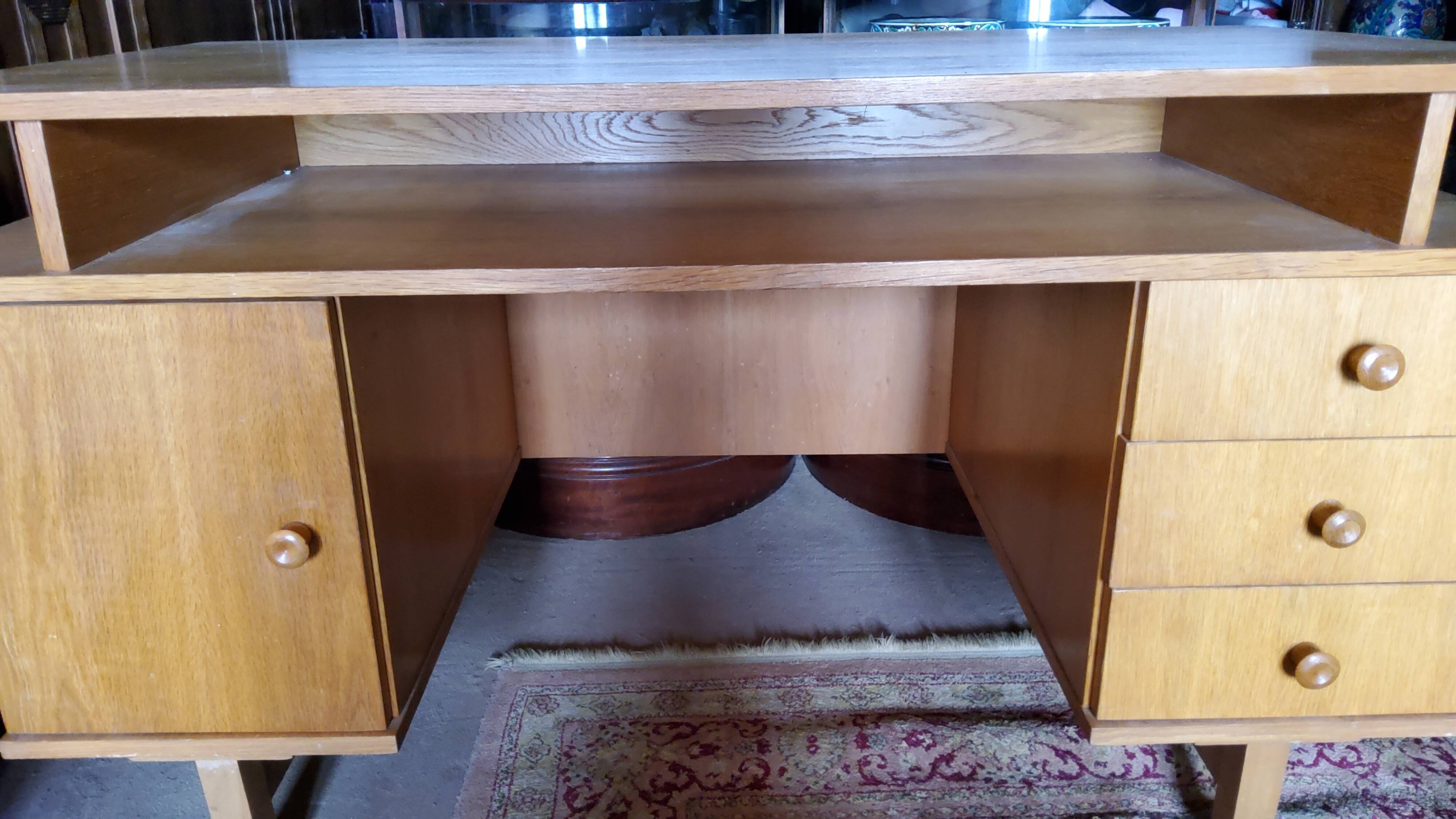 Office of the 60s /70s with blond oak caissons