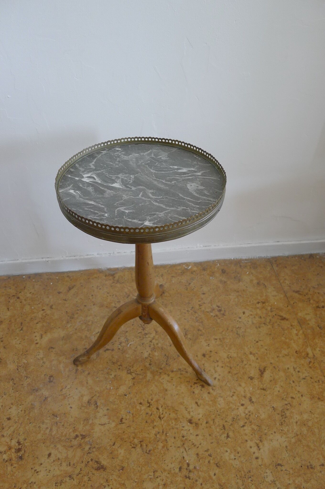 Tripod pedestal veined black marble