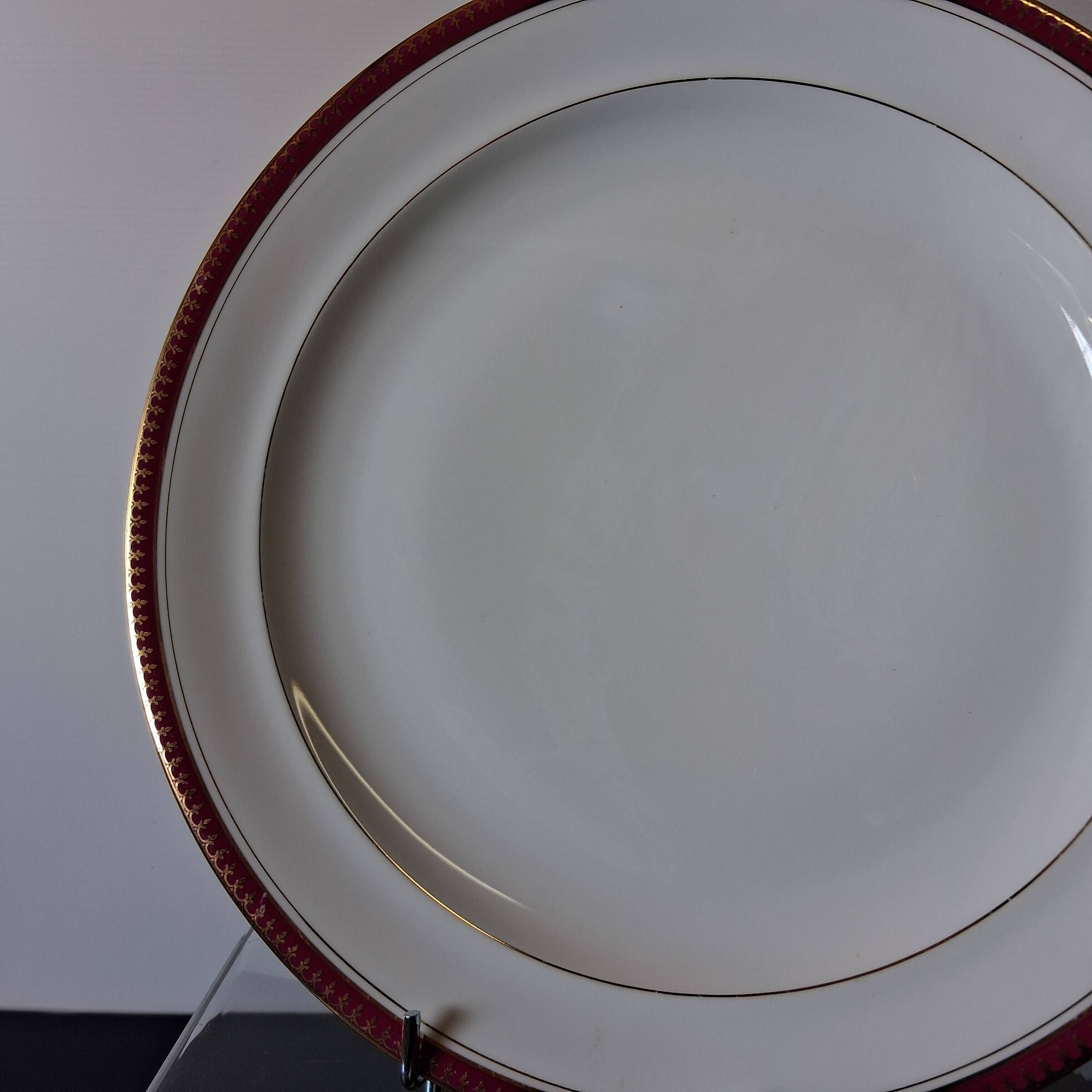 Very nice round serving dish from Chastagner & Co in good condition.