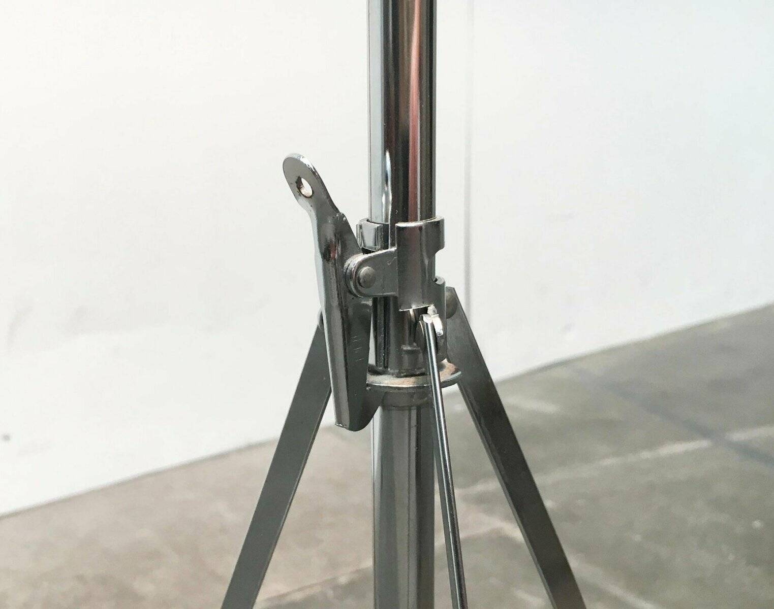 Italian vintage lamp Sintesi Terra foldable on tripod by Ernesto Gismondi for Artemide, 1970s