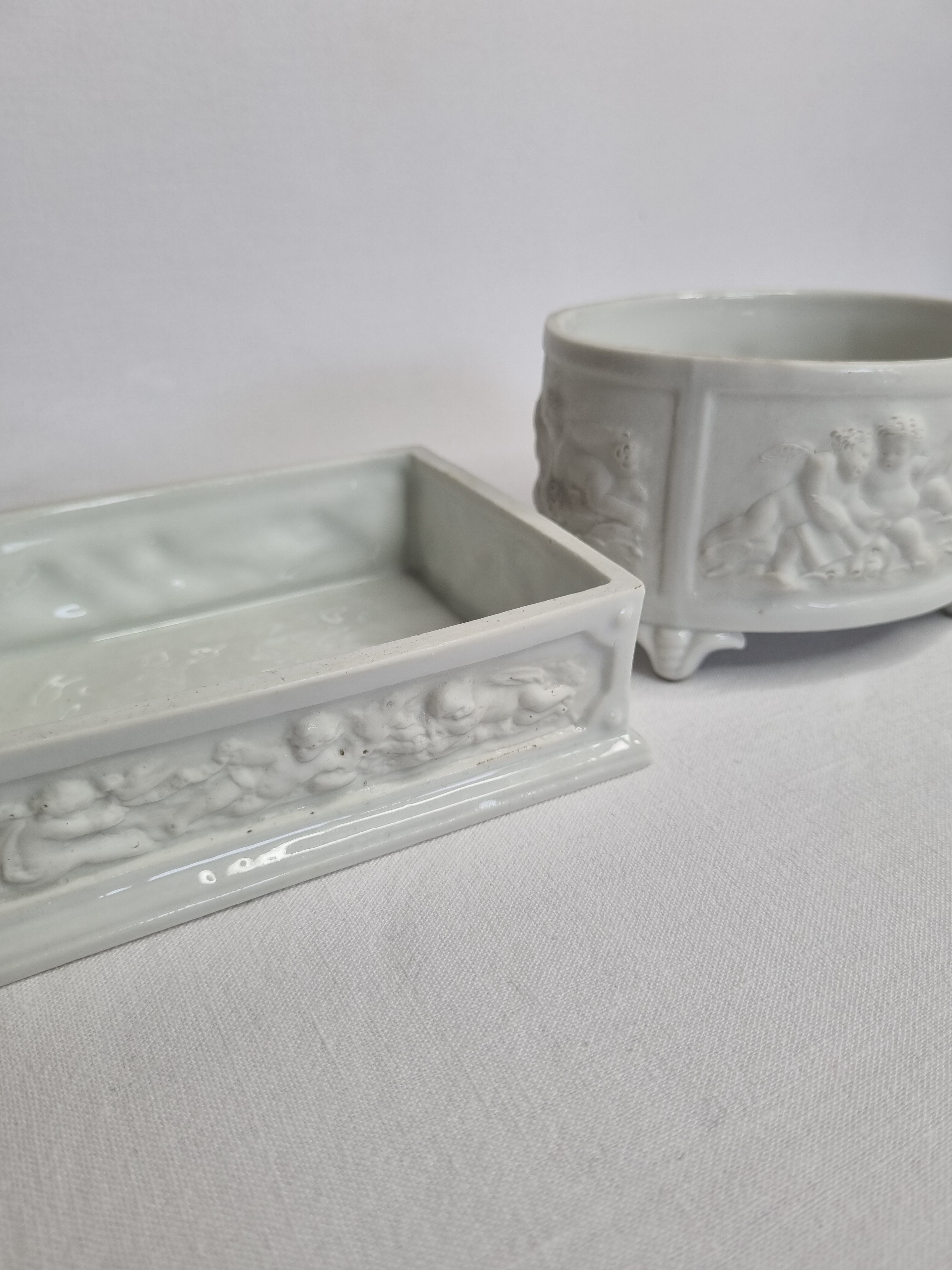 Deux boîtes en biscuit de porcelaine à décor d'angelots