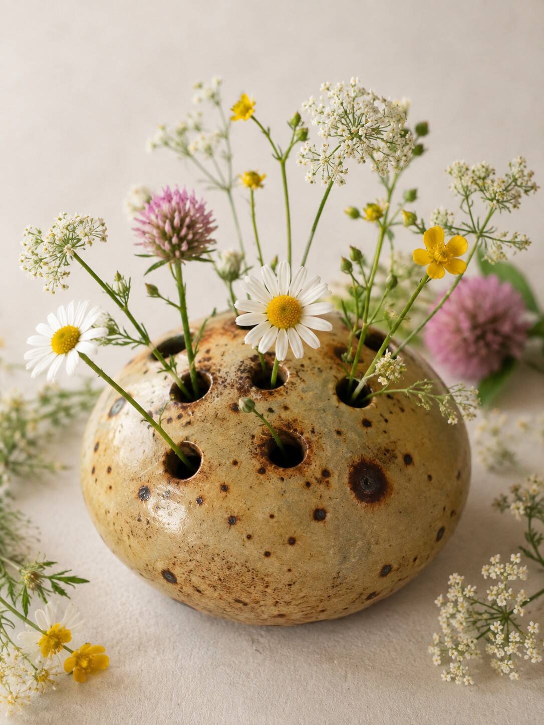 Petit pique-fleurs vintage en grès moucheté