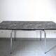 Table en formica marbré noir et blanc
