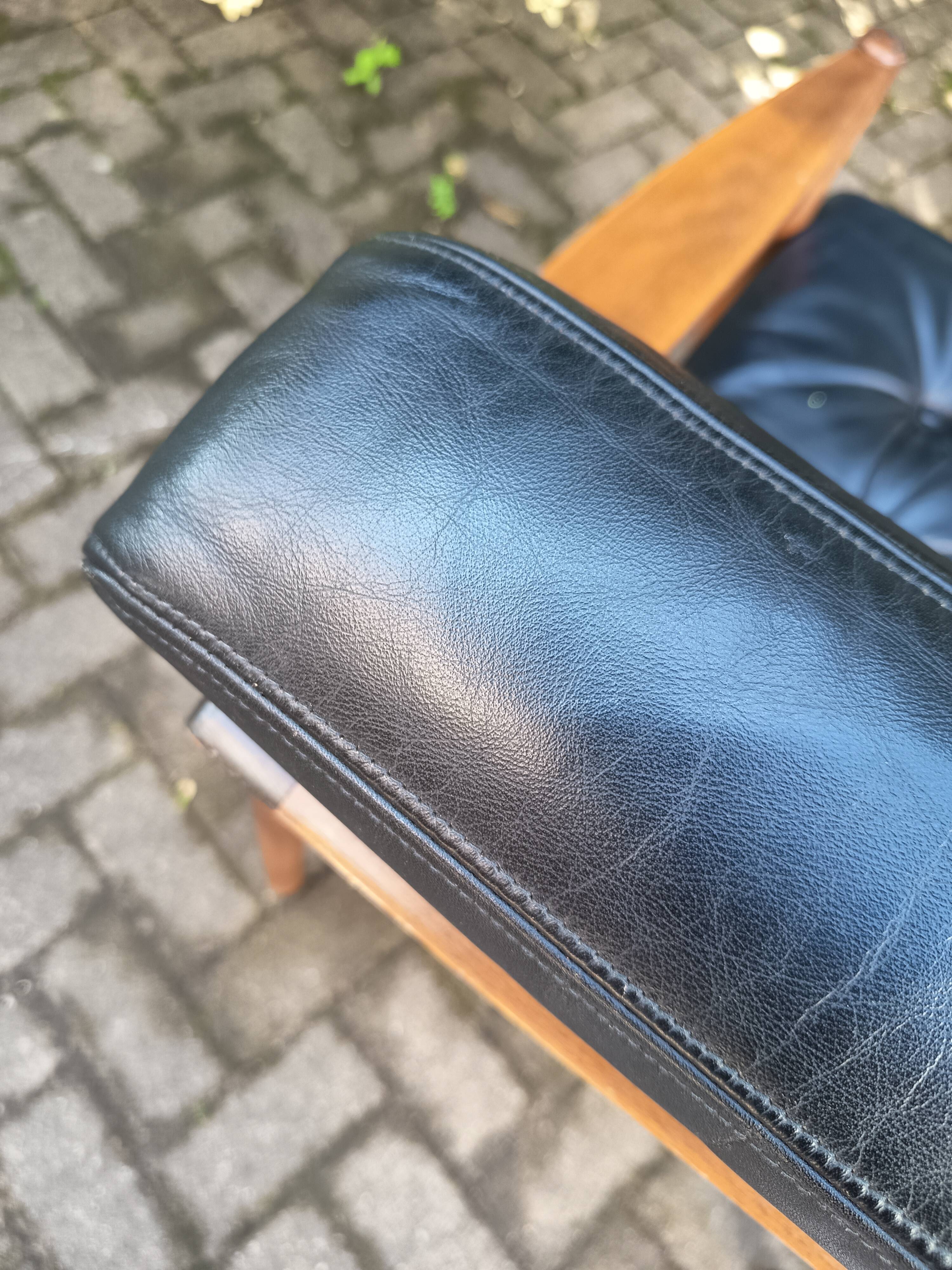 Paire de fauteuils scandinaves cuir, 1960