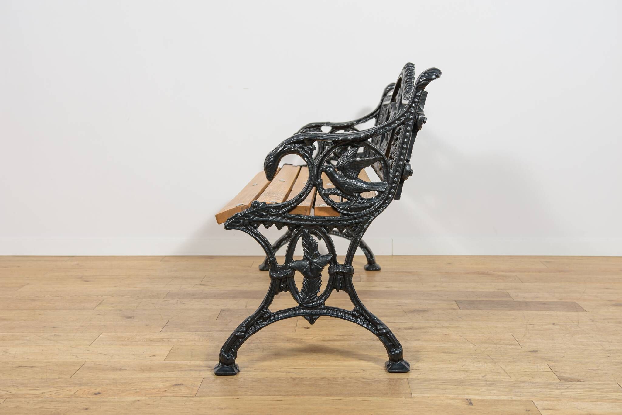 Victorian Cast Iron Garden Set – Bench and Two Armchairs, United Kingdom, Late 19th / Early 20th Century