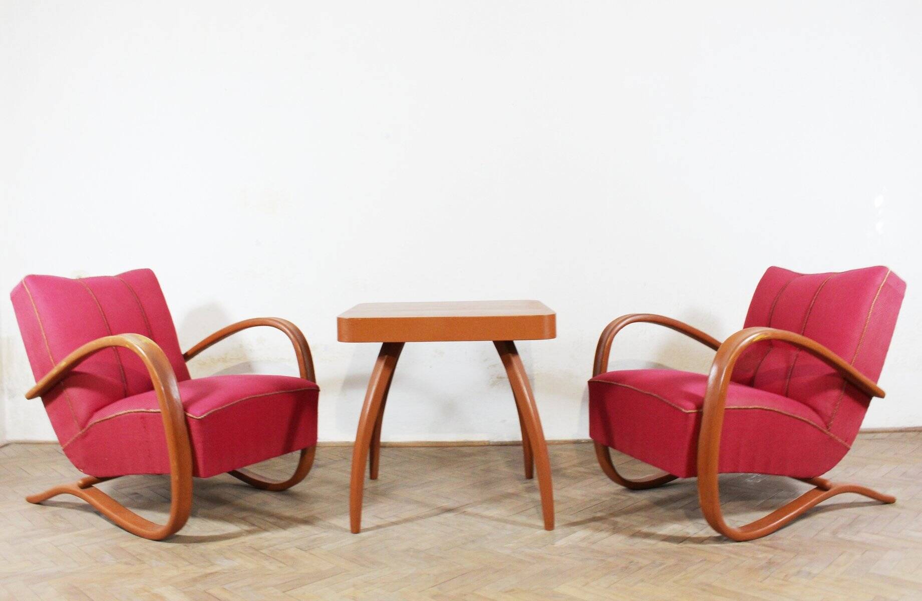 Chaises longues en bois courbé avec table basse par Jindřich Halabala, années 1930, lot de 3