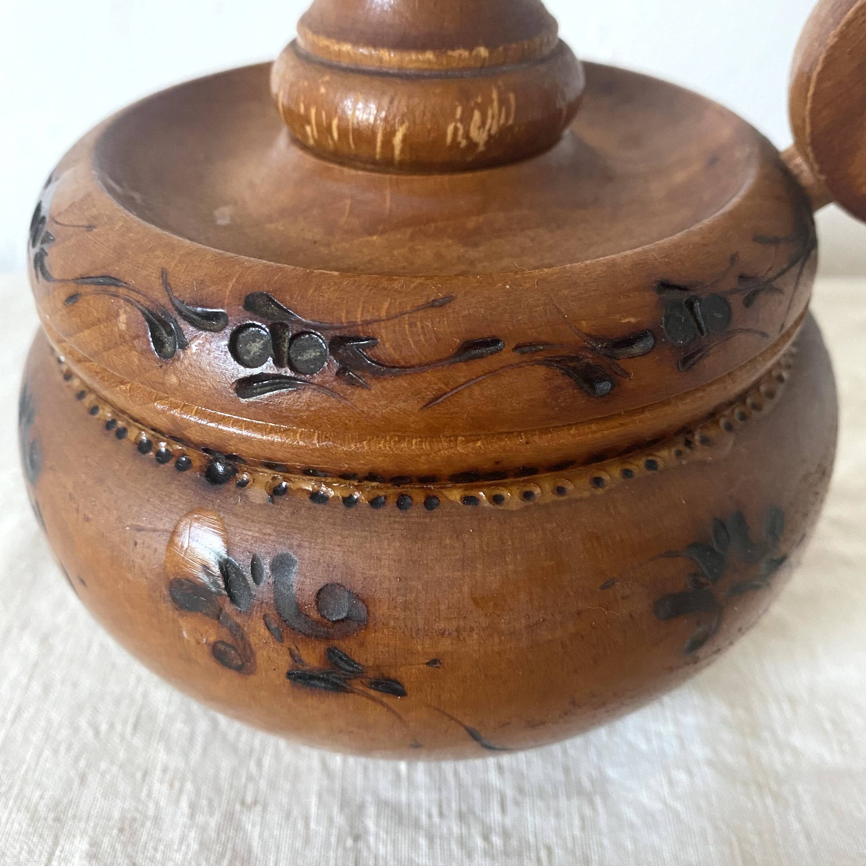 Wooden thumb candle holder