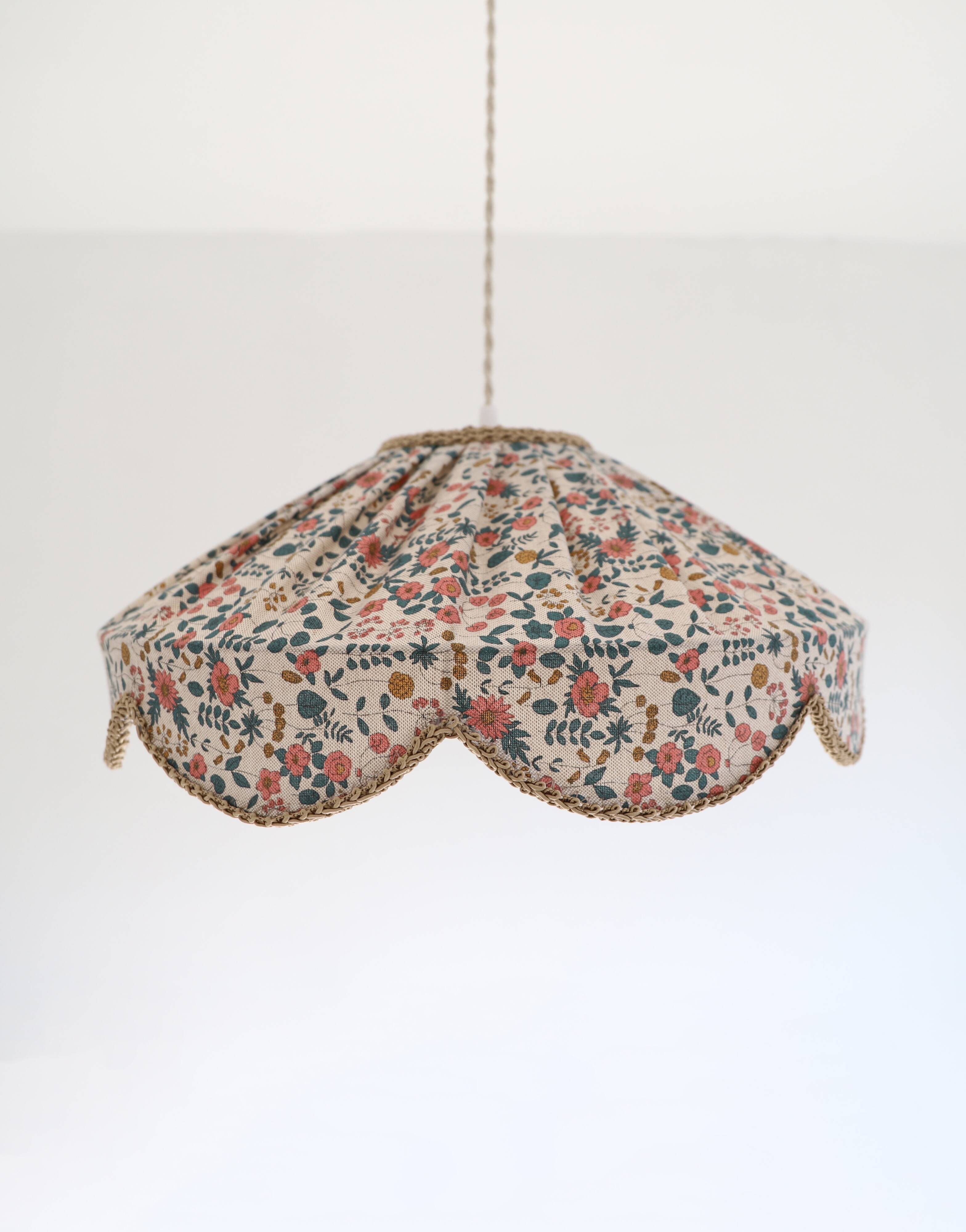 "Cosette English Garden" flower-shaped pendant light
