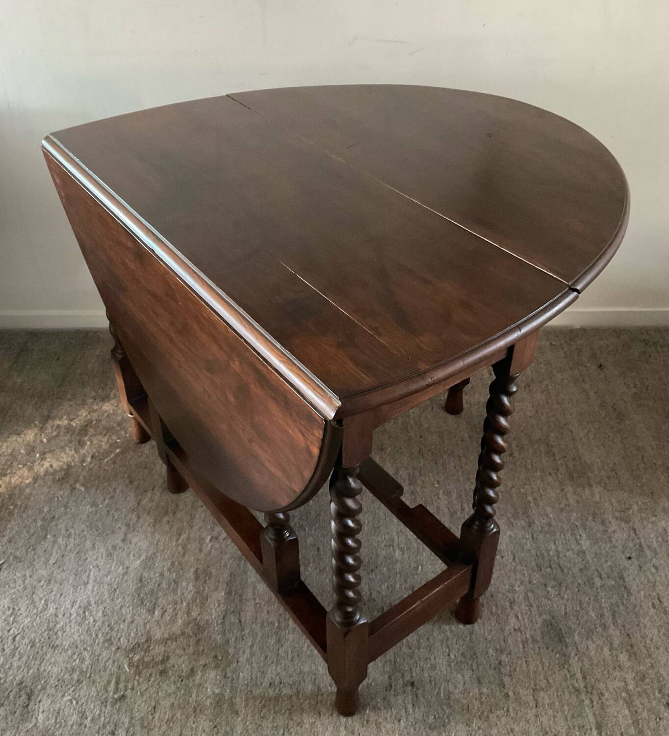 Ancienne table pliante anglaise en bois et pieds tournés 