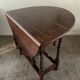 Ancienne table pliante anglaise en bois et pieds tournés 