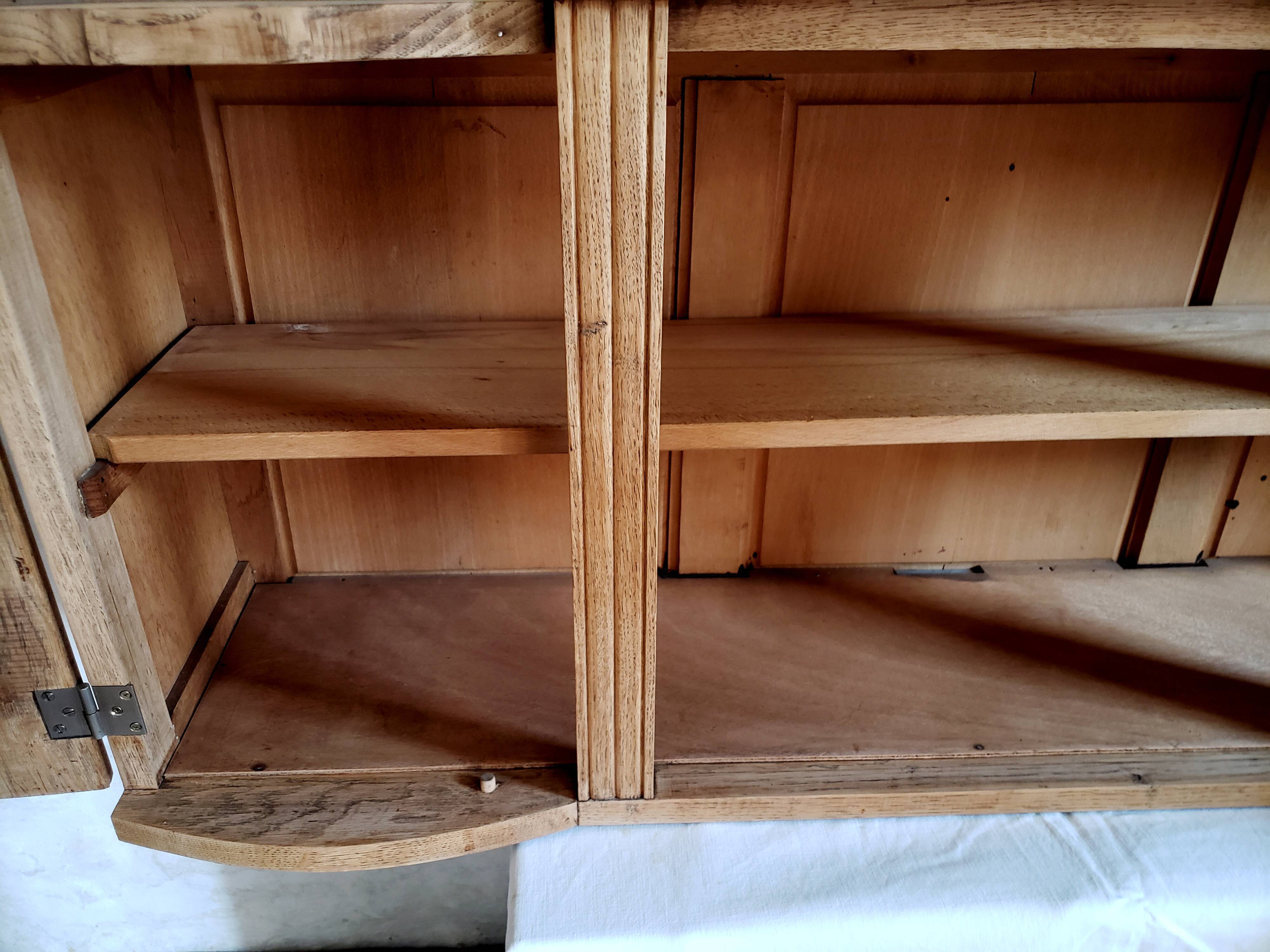 Art-deco wall showcase in raw oak