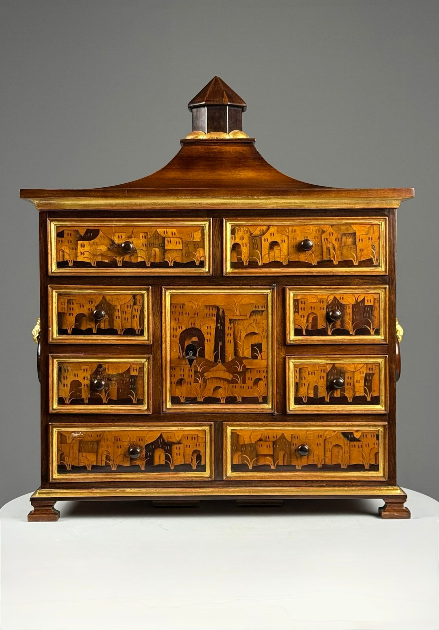 Cabinet d'art en marqueterie allemande