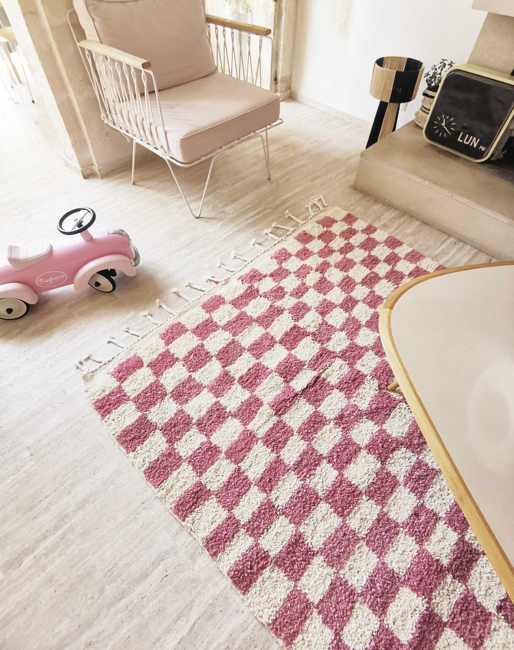 Pink and white Beni Ouarain checkered Berber rug in wool