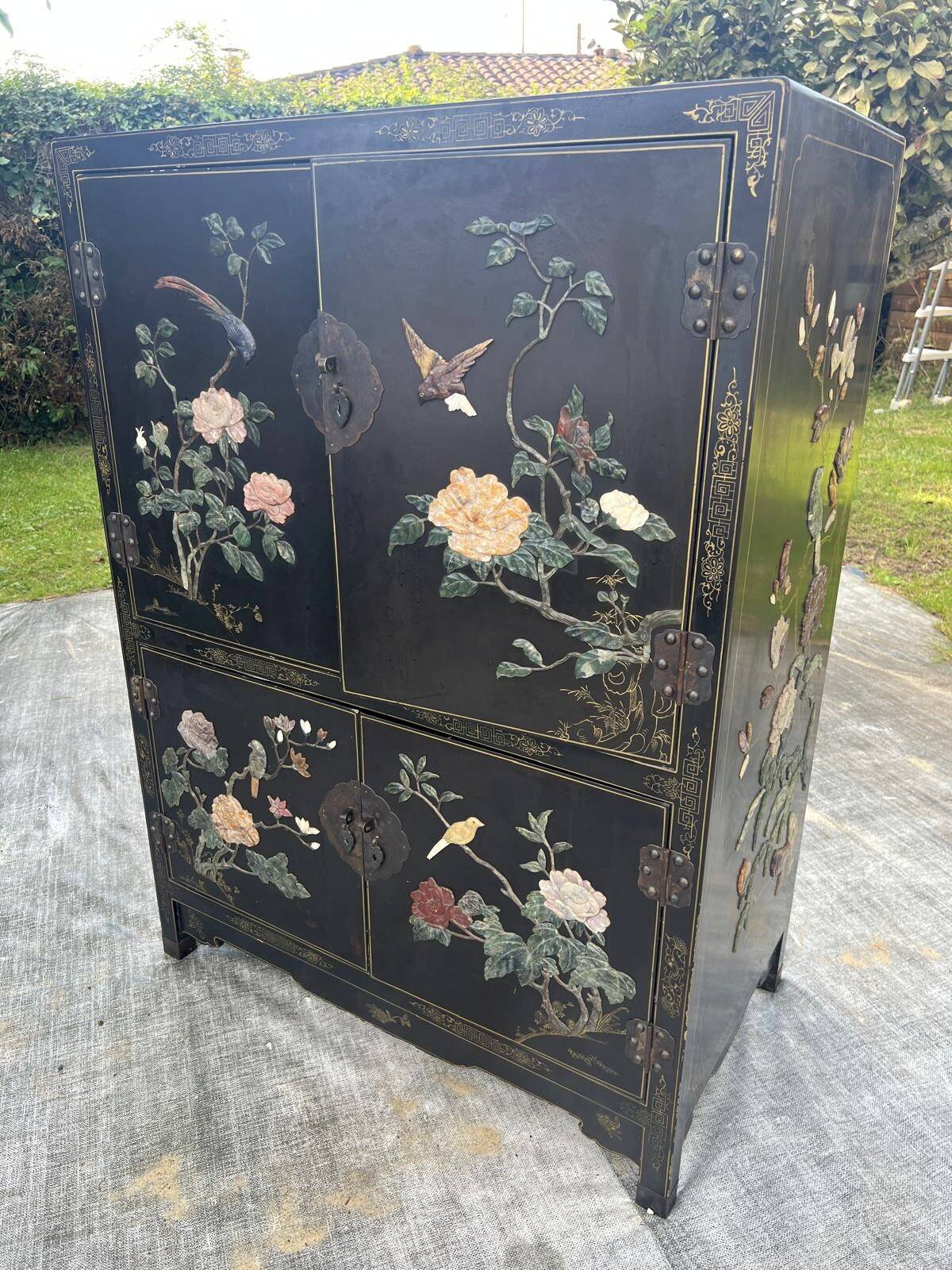Lacquered Chinese furniture with semi-precious stones 1970