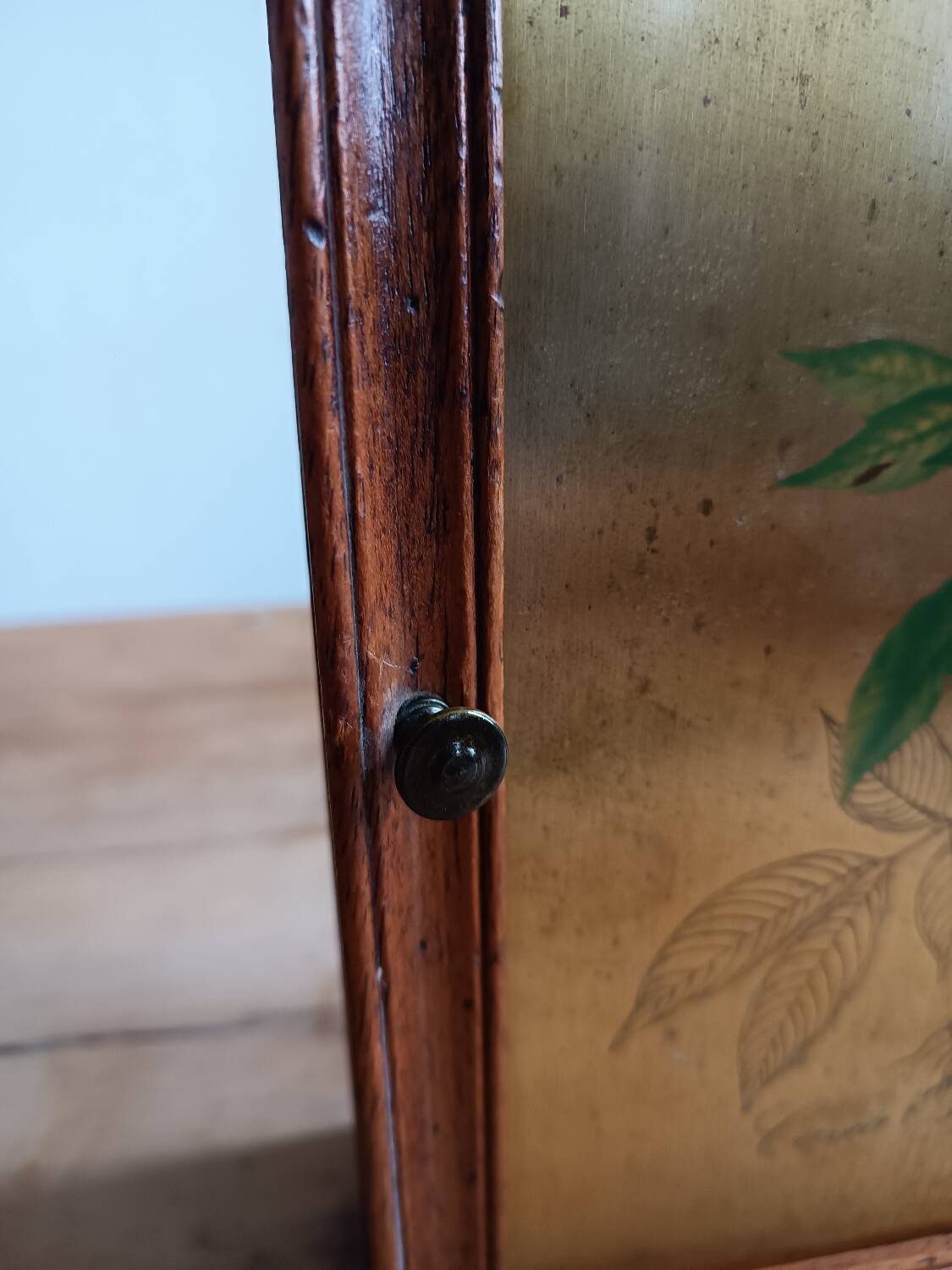 Key holder in wood and brass flower illustration