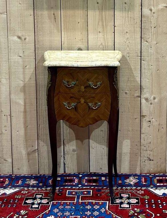Chevet de style Louis XV en bois de rose, chêne et dessus marbre - fabrication des années 70