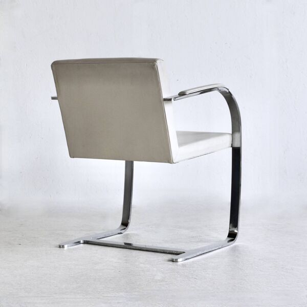 Une série de huit fauteuils BRNO de Mies Van Der Rohe, années 80