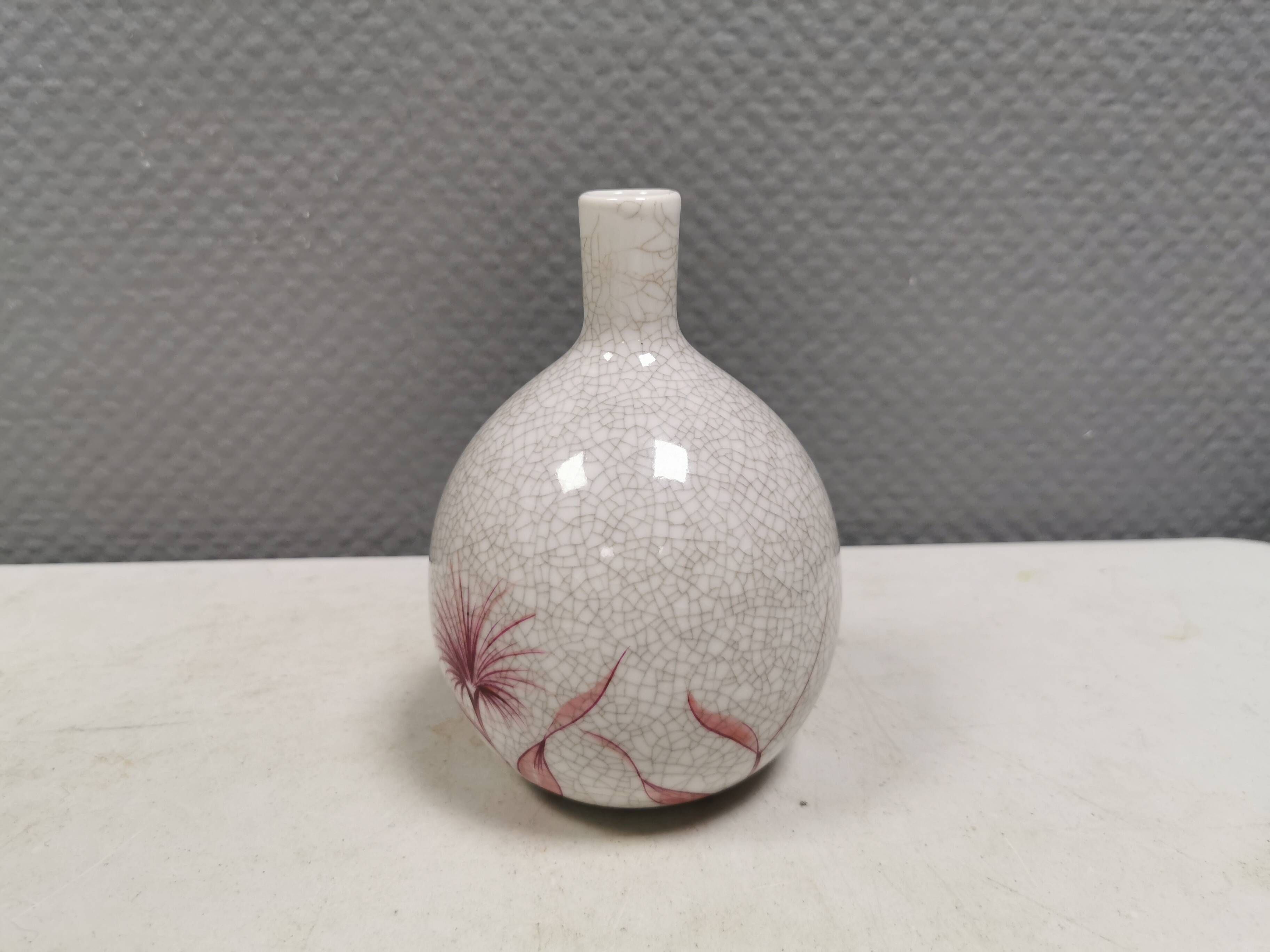 A vase in crackled porcelain with pink decoration. Germany 1930s