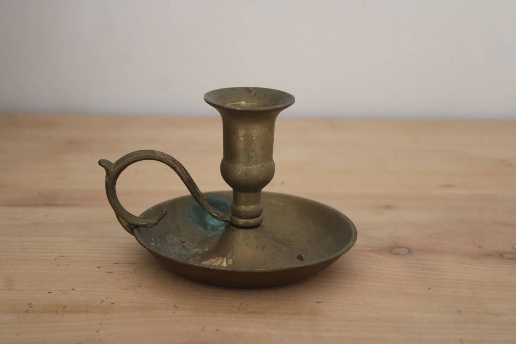 Antique patinated brass hand candlestick – Vintage rat of the cellar