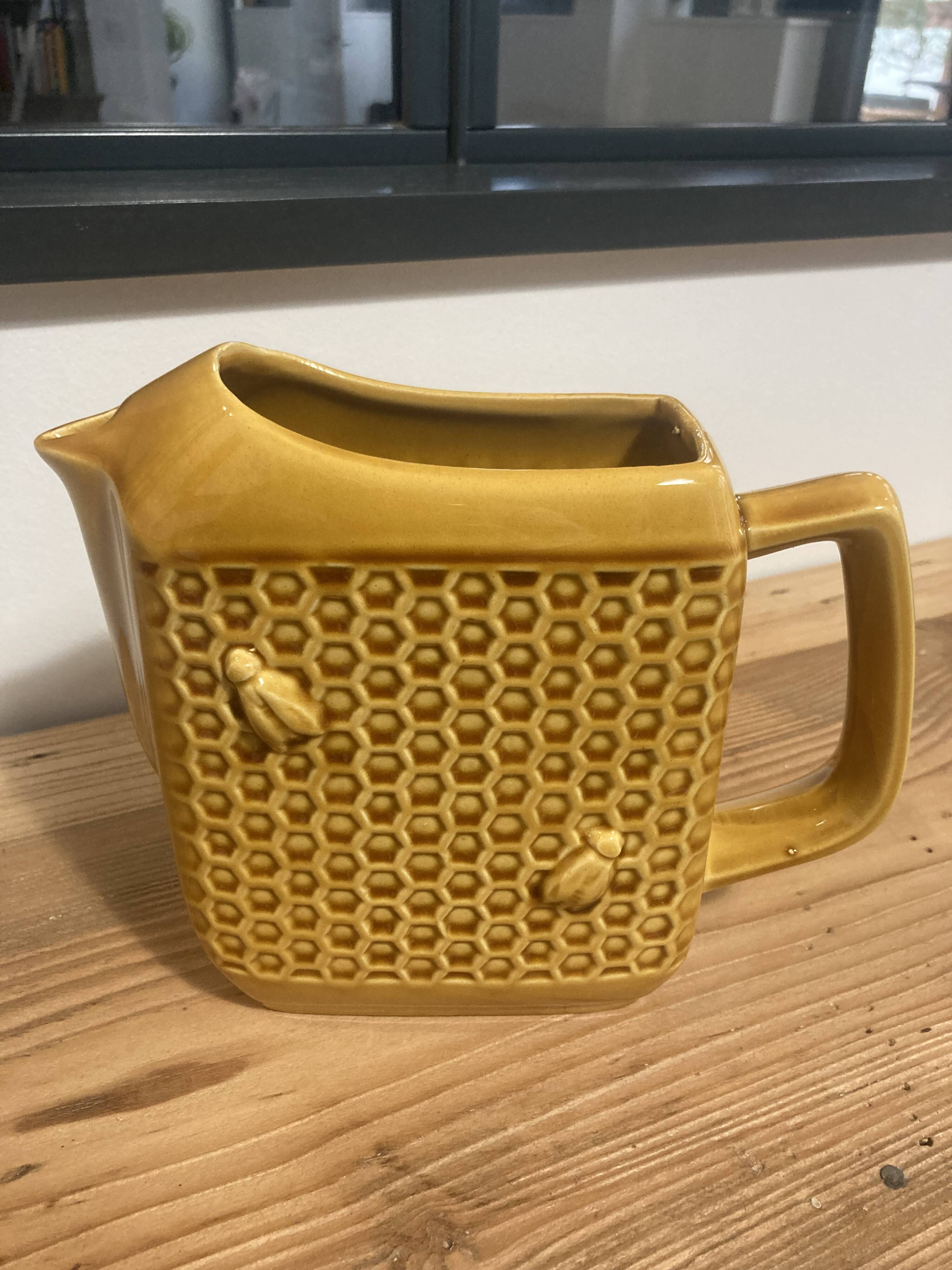Abeilles slip pitcher signed Saint Clément