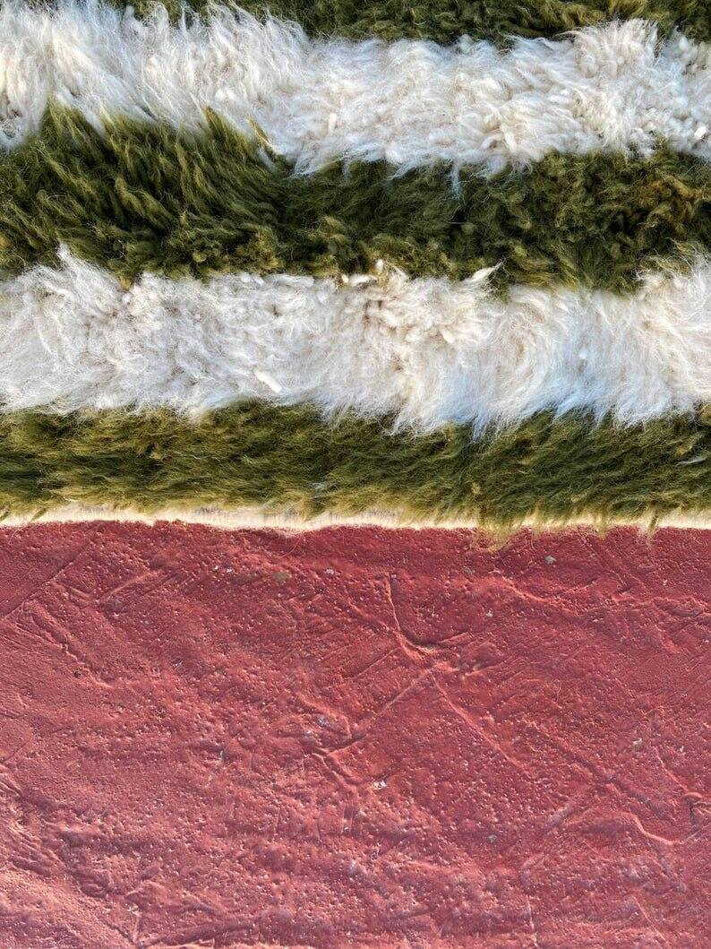 Tapis en laine pure marocaine vert et blanc taille 140 x 260 cm