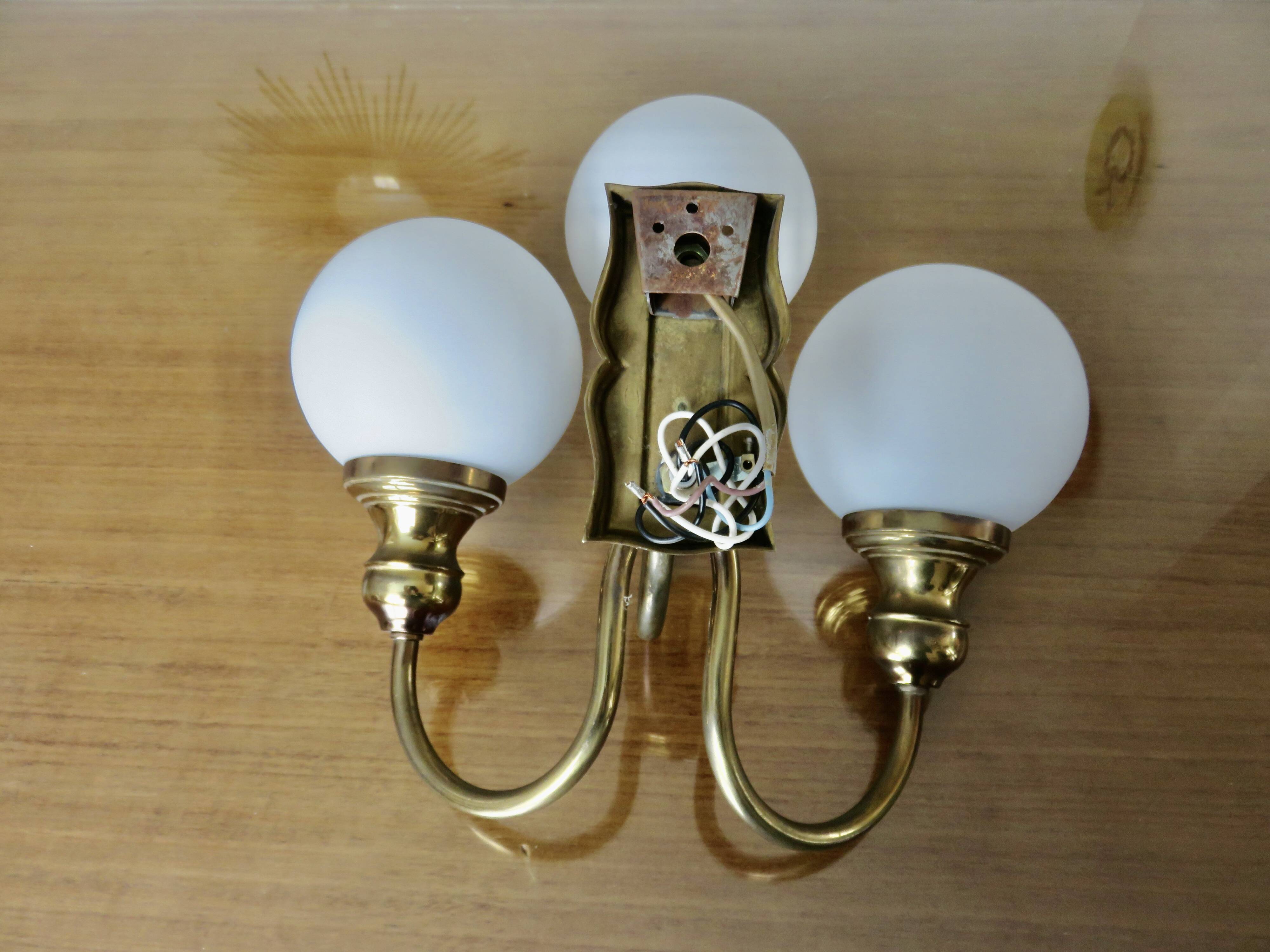 Triple "Hollywood Regency" wall light in brass and opaline, 1970