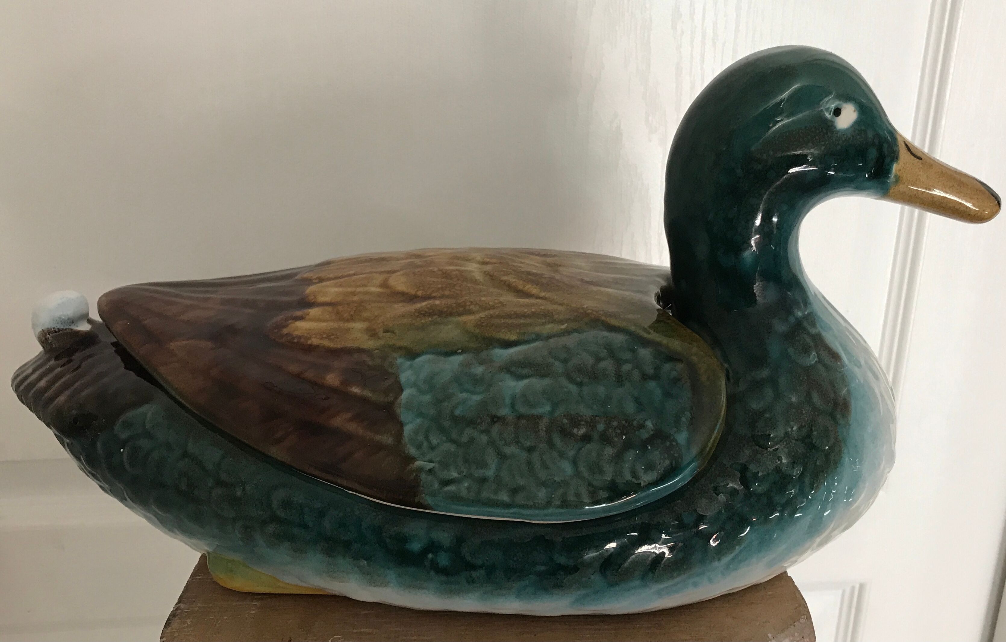 Soupière centrale, plat et couvercle en céramique émaillée polychrome, forme canard