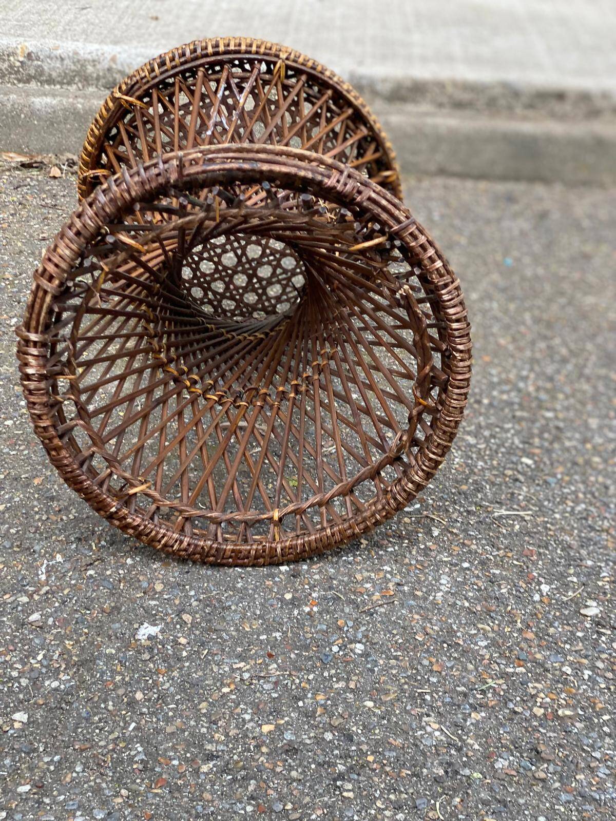 Round tamtam diabolo stool in rattan and woven wicker.