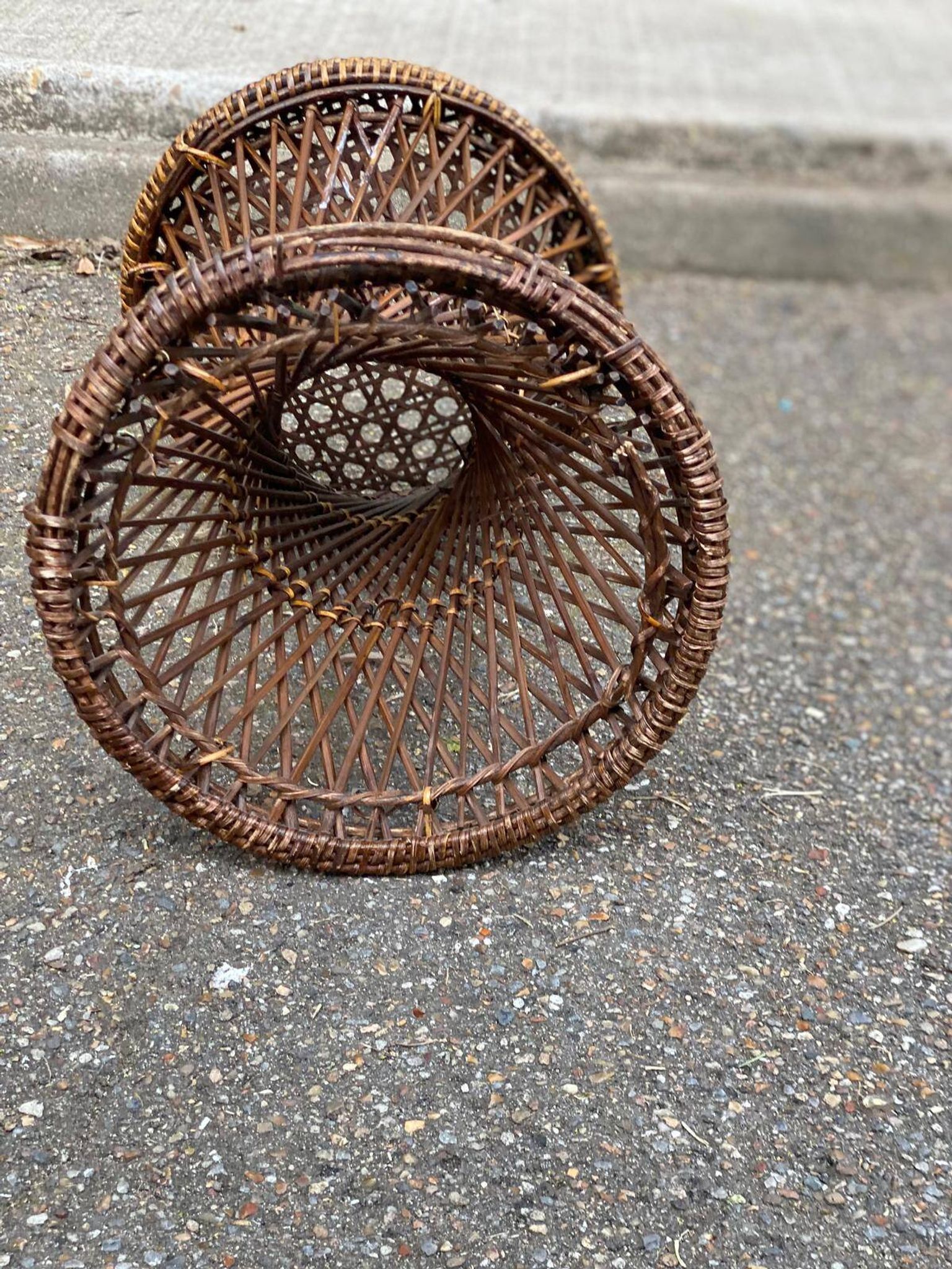 Round tamtam diabolo stool in rattan and woven wicker