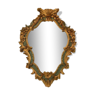 Miroir de style vénitien en bois sculpté patiné et doré XX siècle