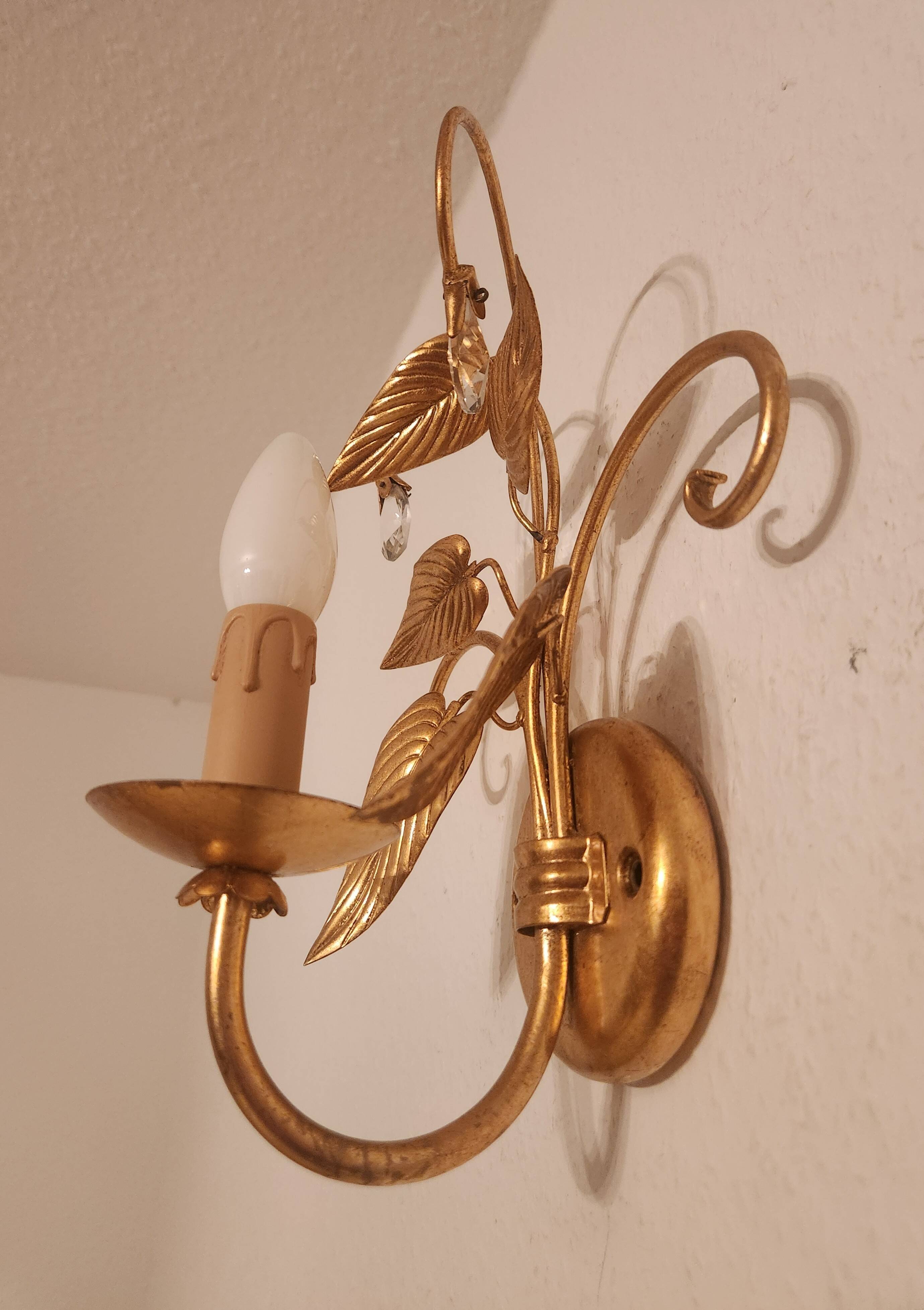 Shabby Wandlampe vergoldet Blattgold Kristallelemente Hollywood Regency 70s
