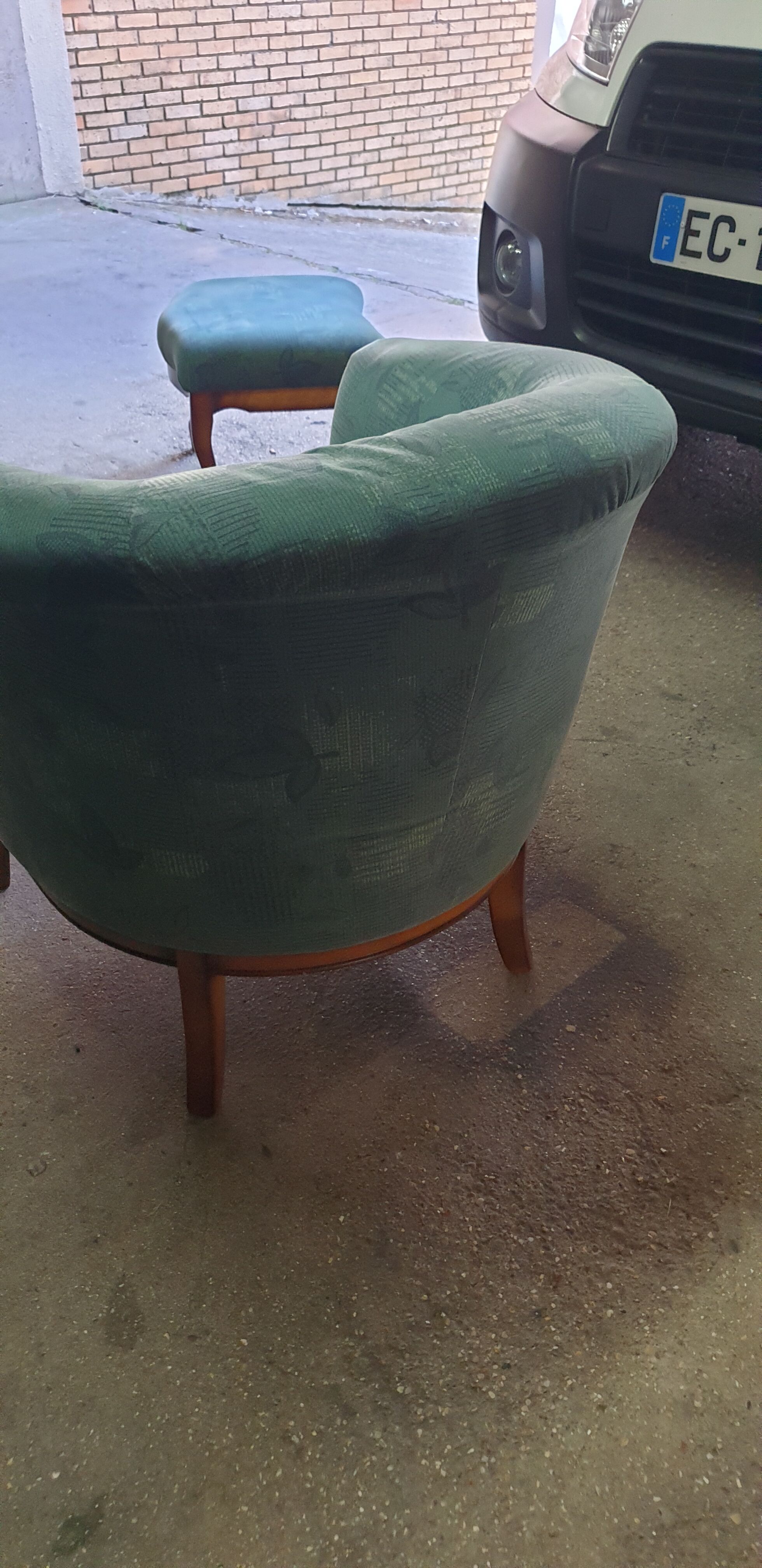 Club armchairs plus footrest