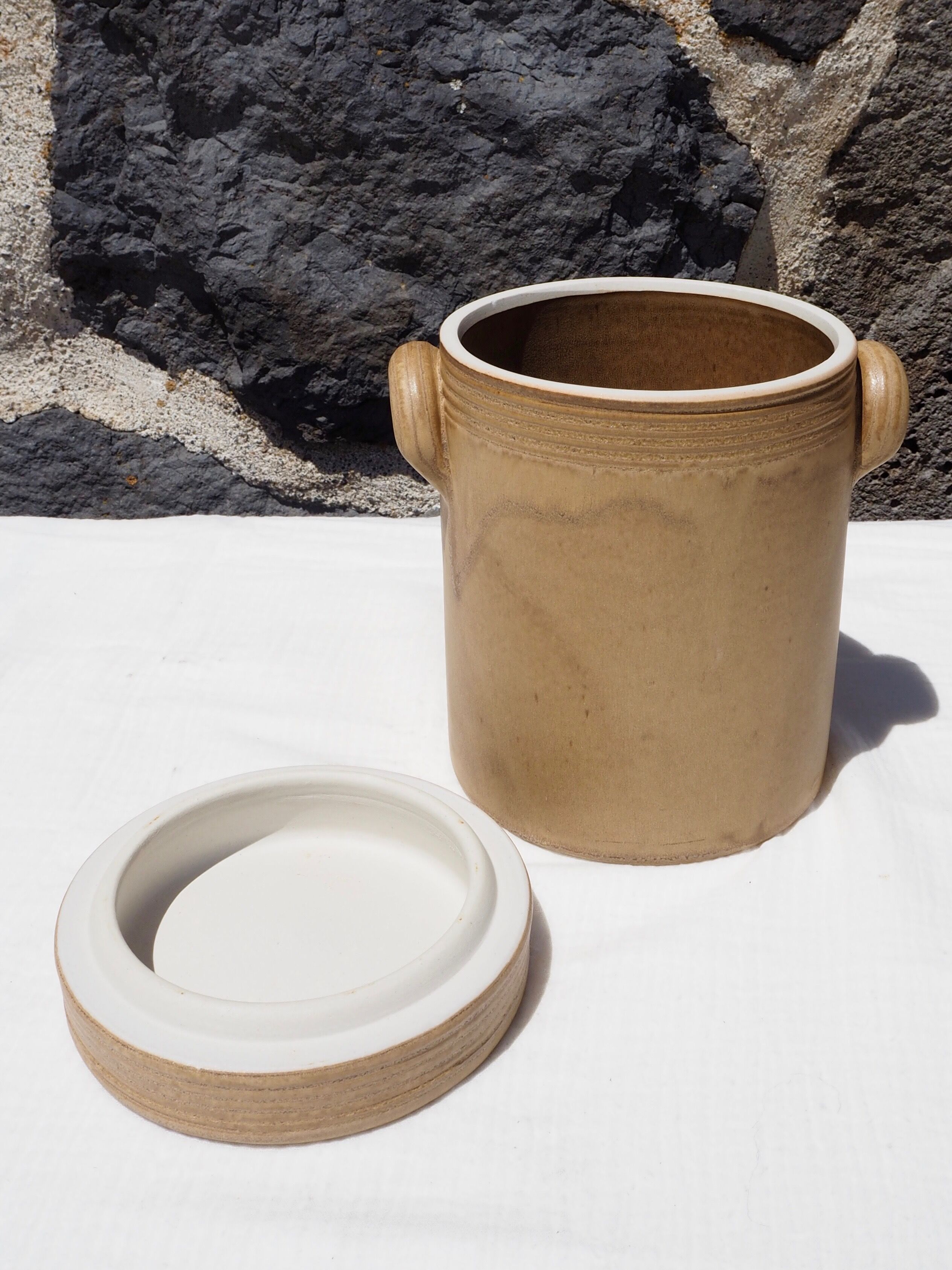 Confit pot in beige sandstone
