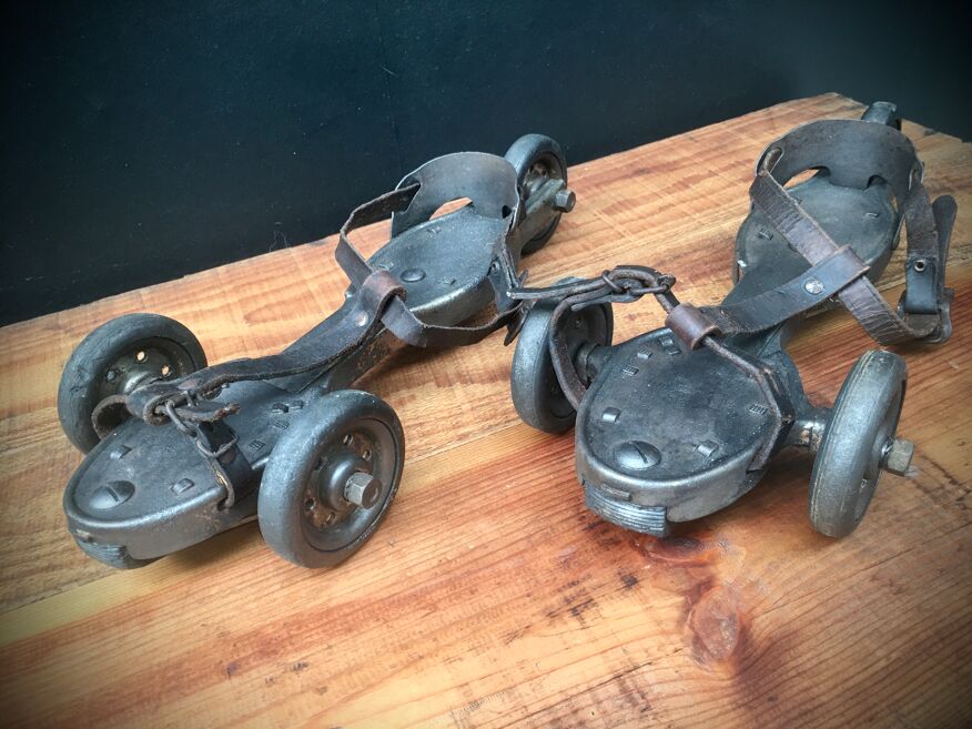 Ancienne paires de patins à roulettes 3 roues