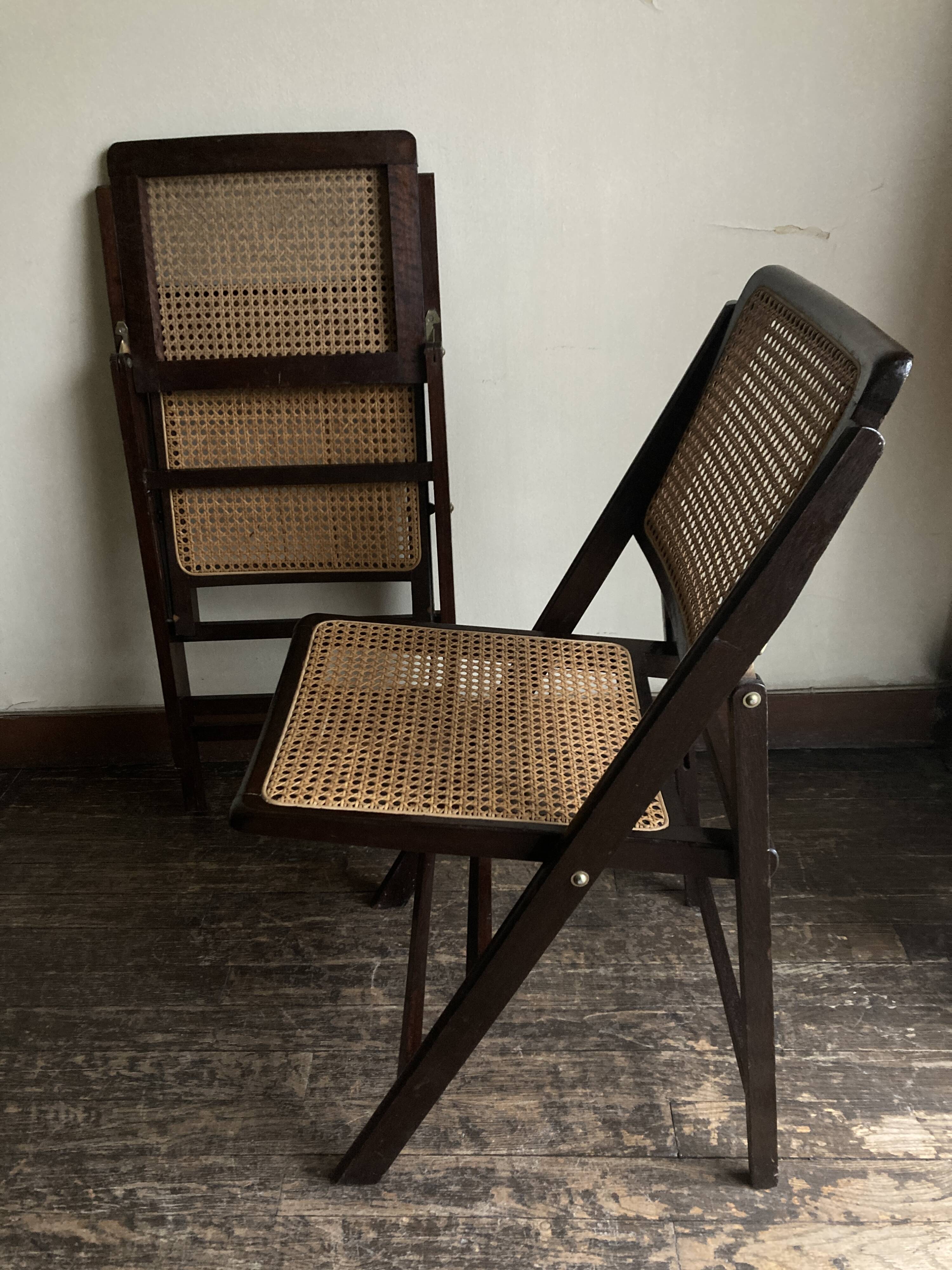 Paire de chaises pliantes cannées 1960