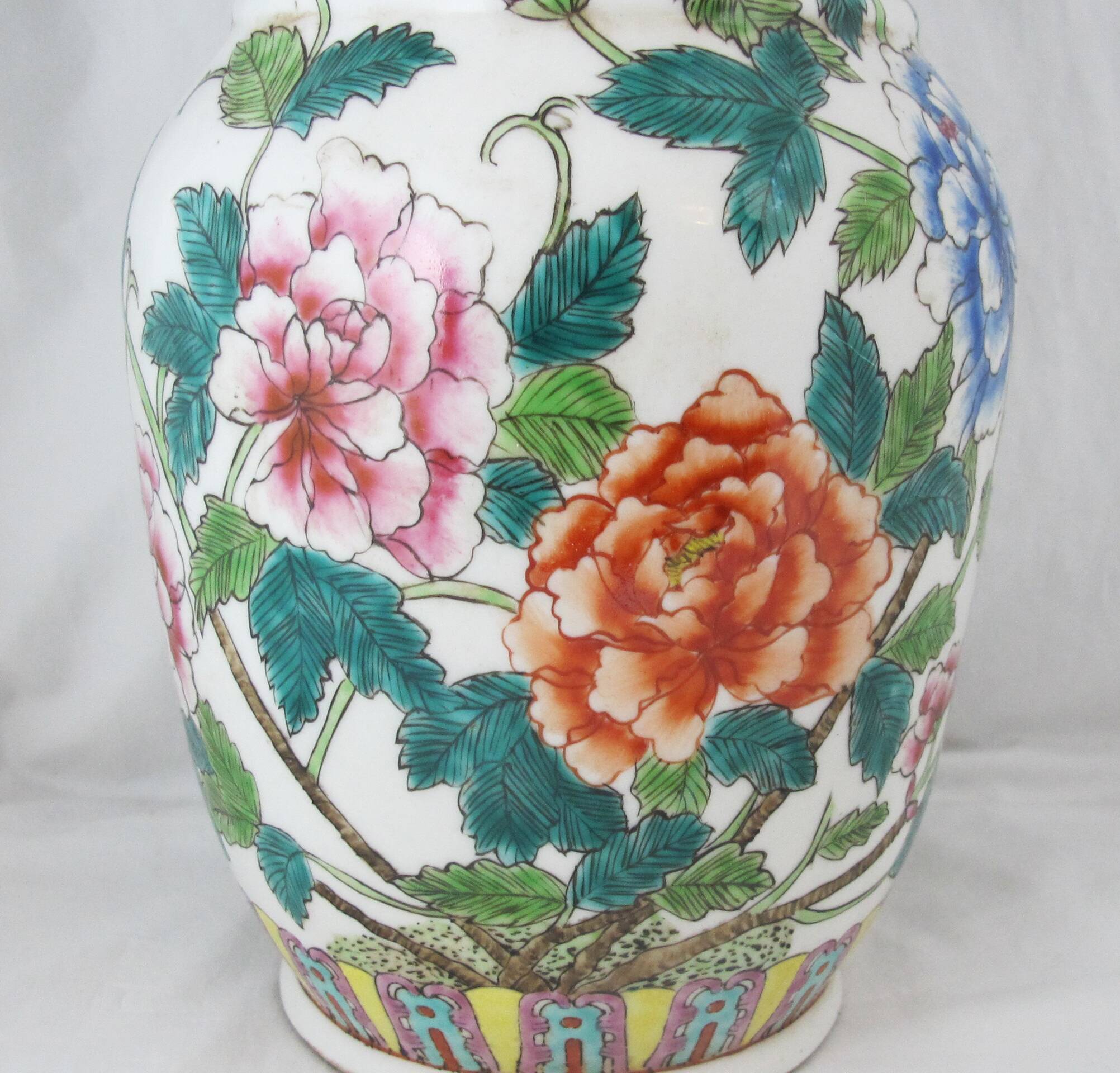 Chinese famille rose porcelain vase 20th century