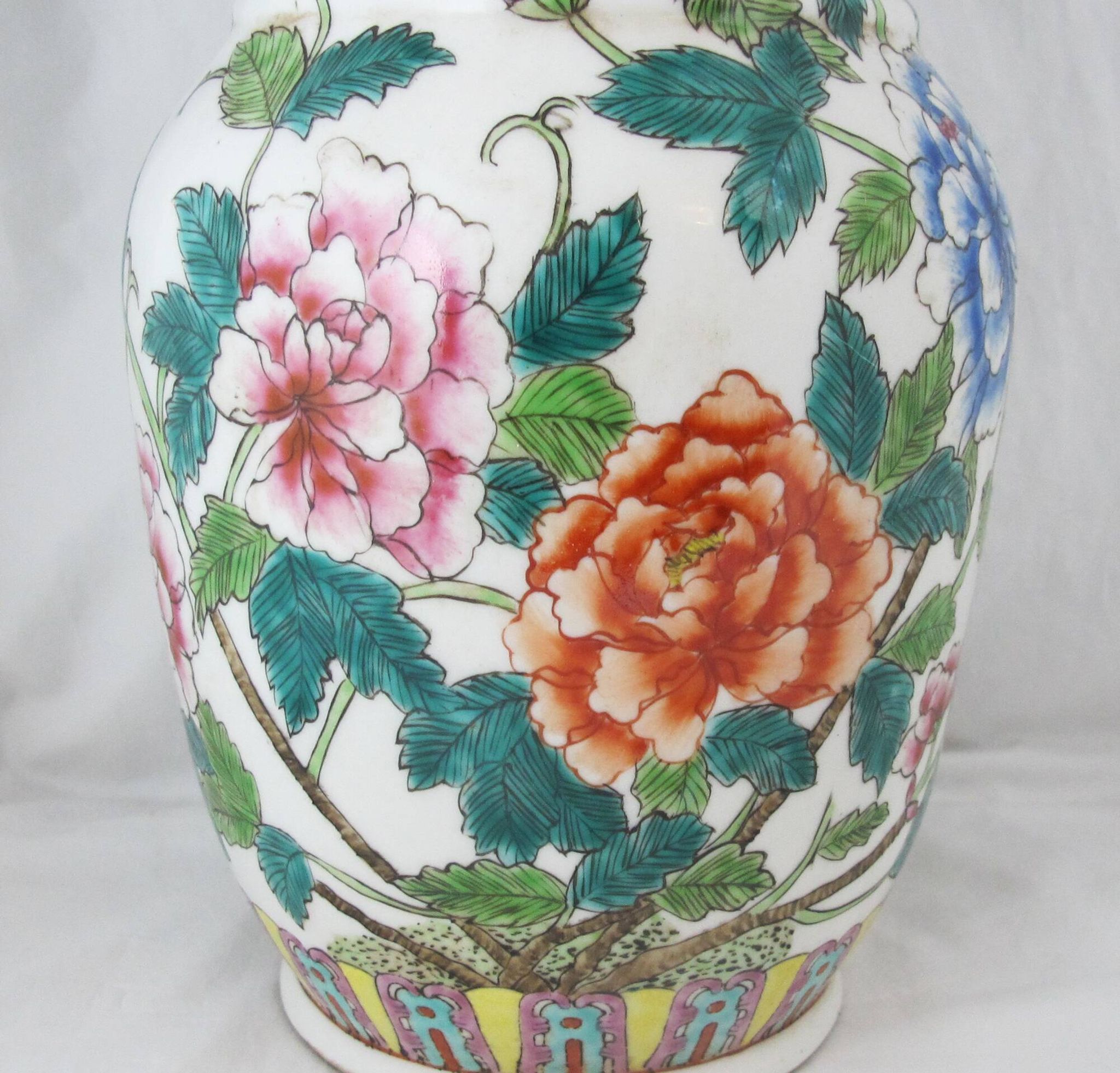 Chinese famille rose porcelain vase 20th century
