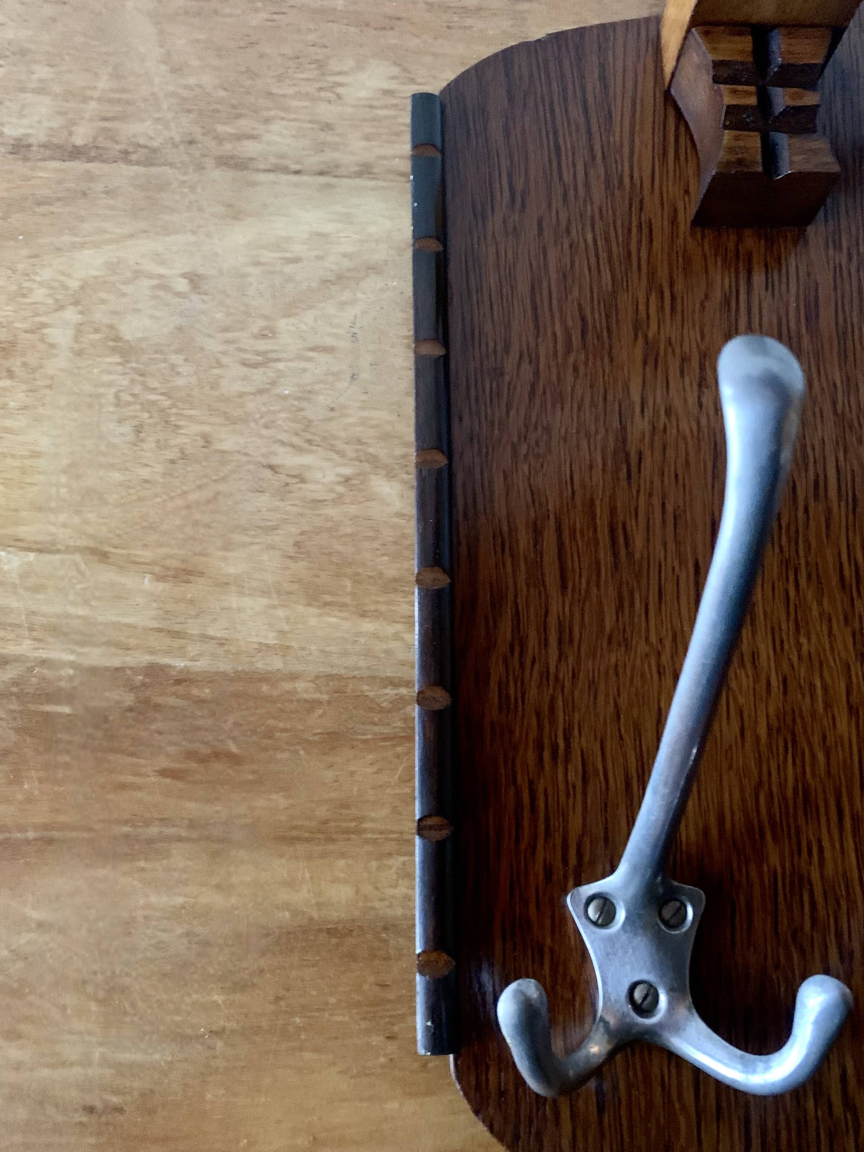Ancien grand portemanteau en bois avec miroir et porte-chapeau