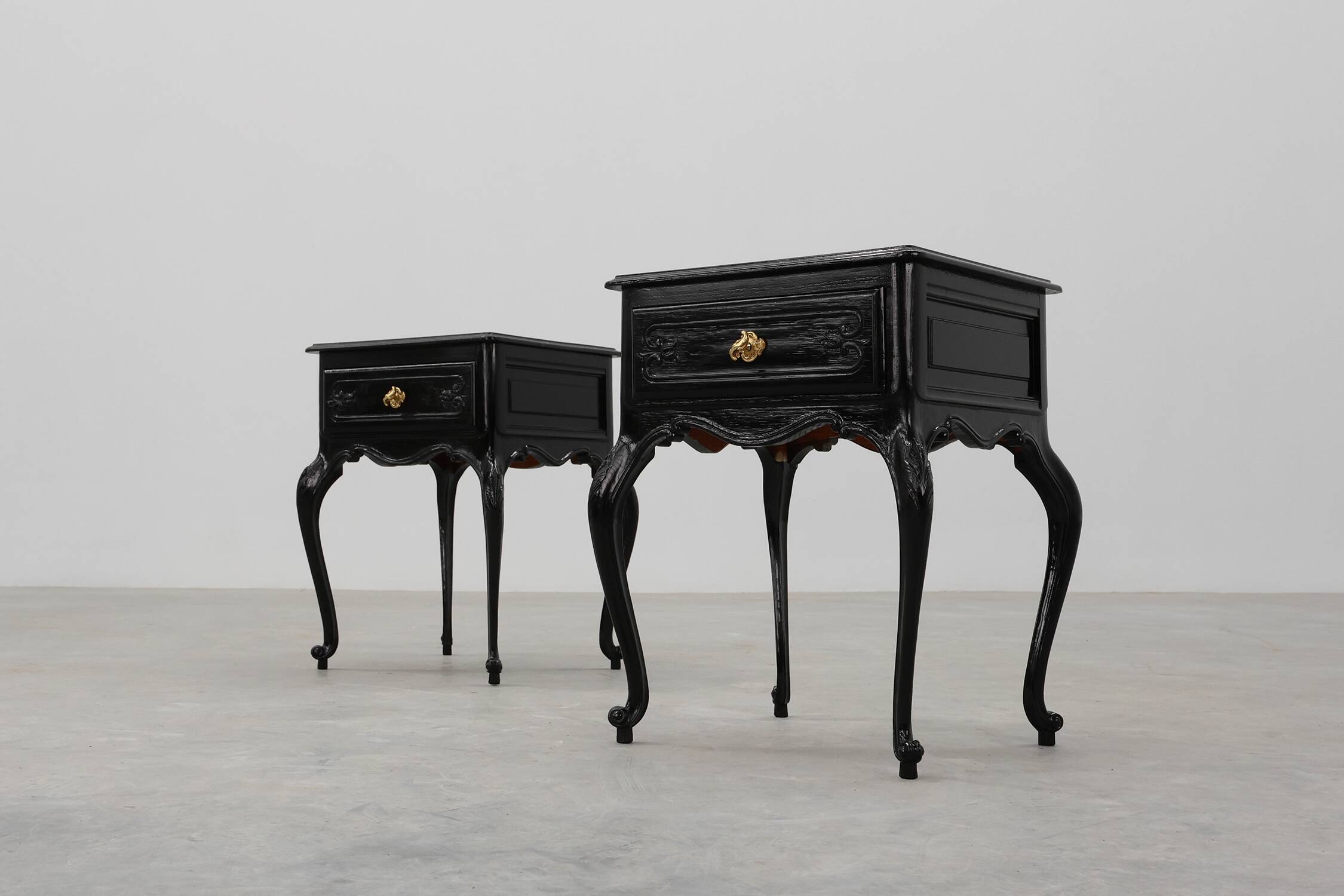 Paire de tables de chevet de style Louis XV en chêne laqué noir, France, années 1950