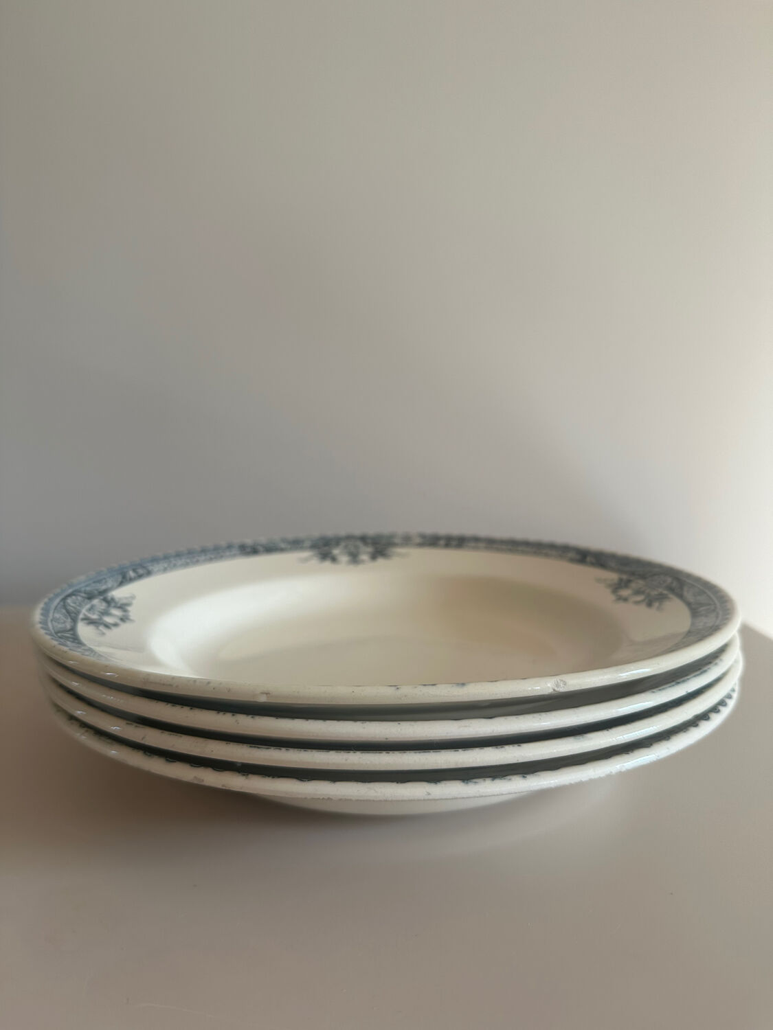 Set of 4 deep plates and 2 flat plates Lily Longchamp